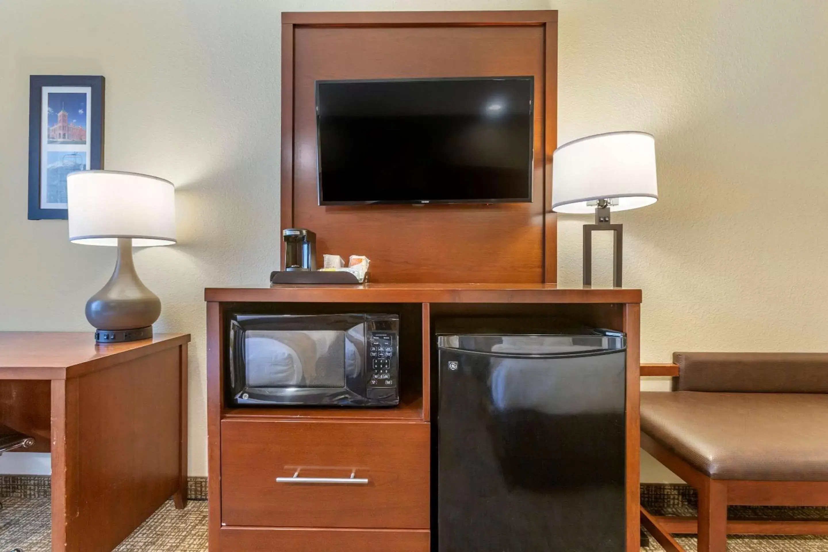 Photo of the whole room, TV/Entertainment Center in Comfort Inn I-17 & I-40 Flagstaff