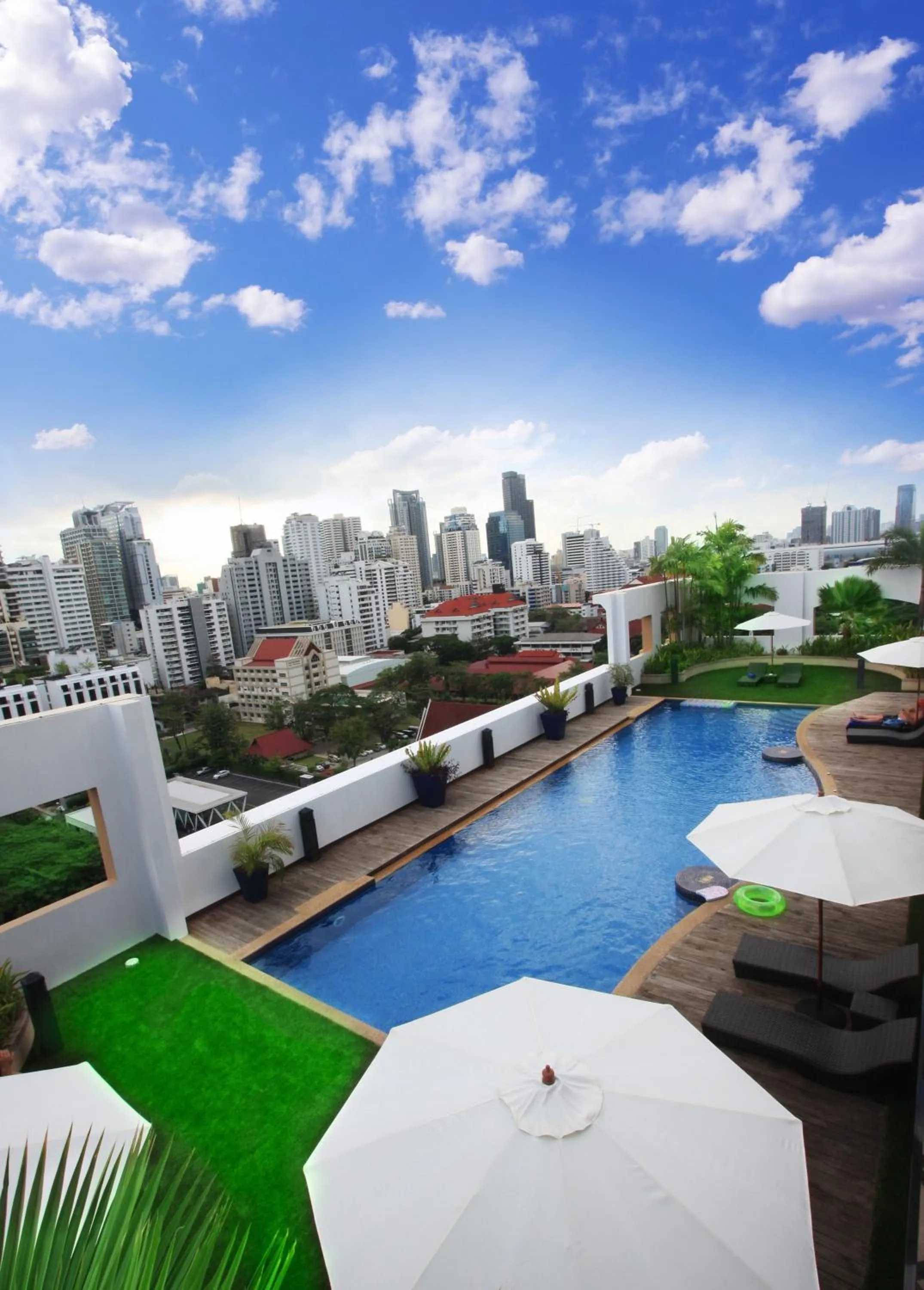 Swimming pool in Grand Mercure Bangkok Asoke Residence