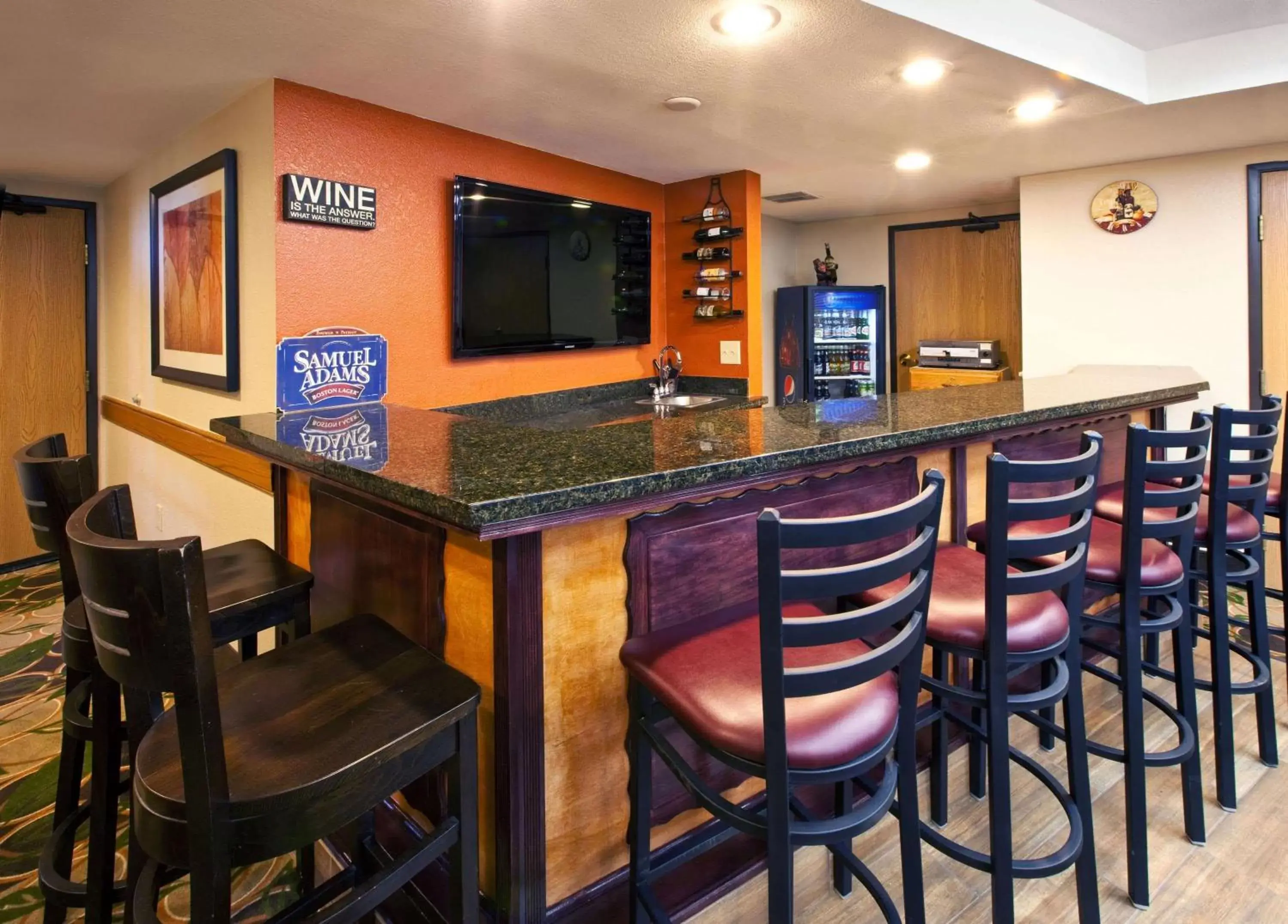 Lounge or bar, Lounge/Bar in AmericInn by Wyndham Cedar Falls