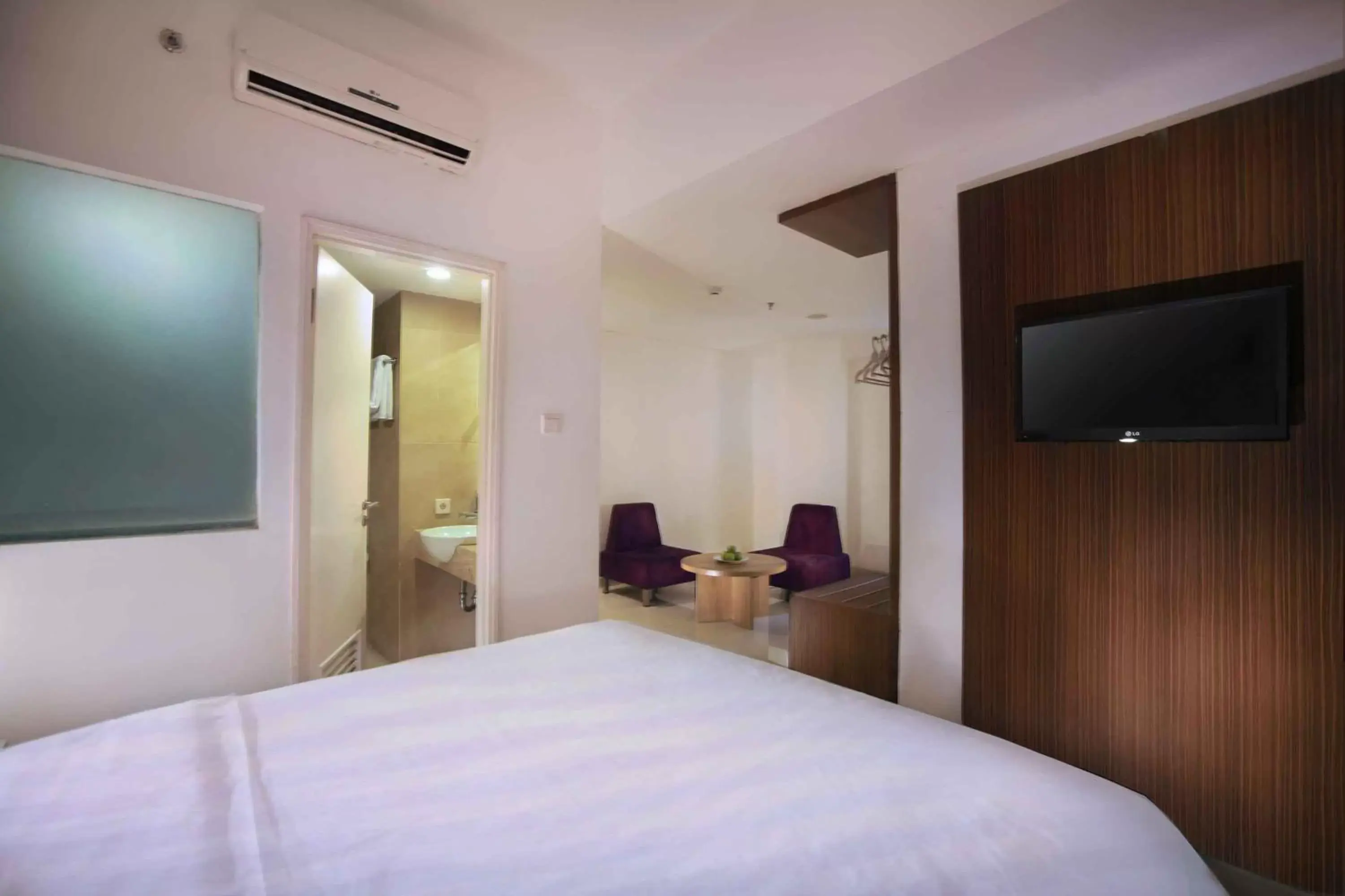 Bedroom, TV/Entertainment Center in favehotel PGC Cililitan