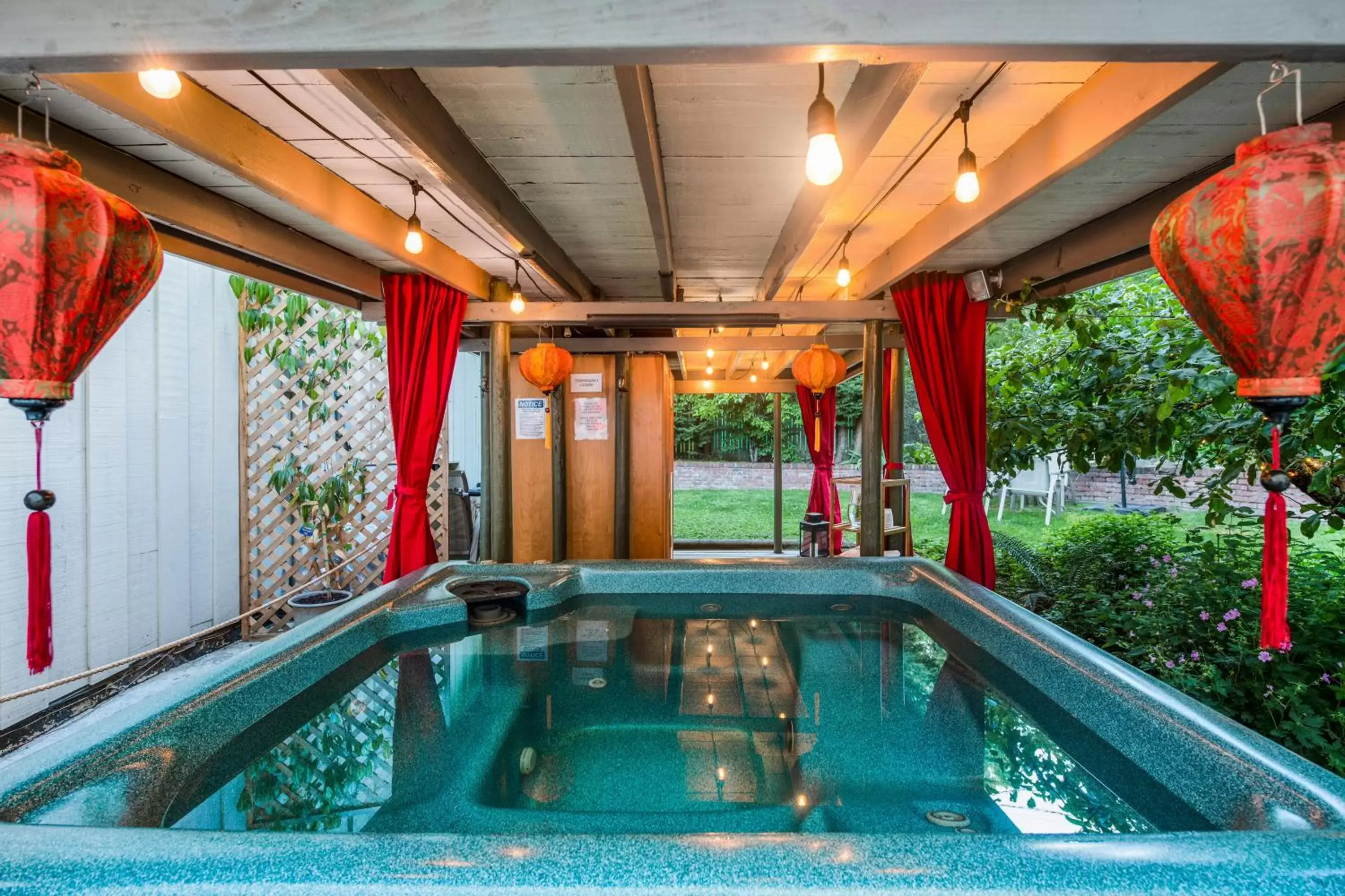 Hot Tub, Swimming Pool in Hedgerow House