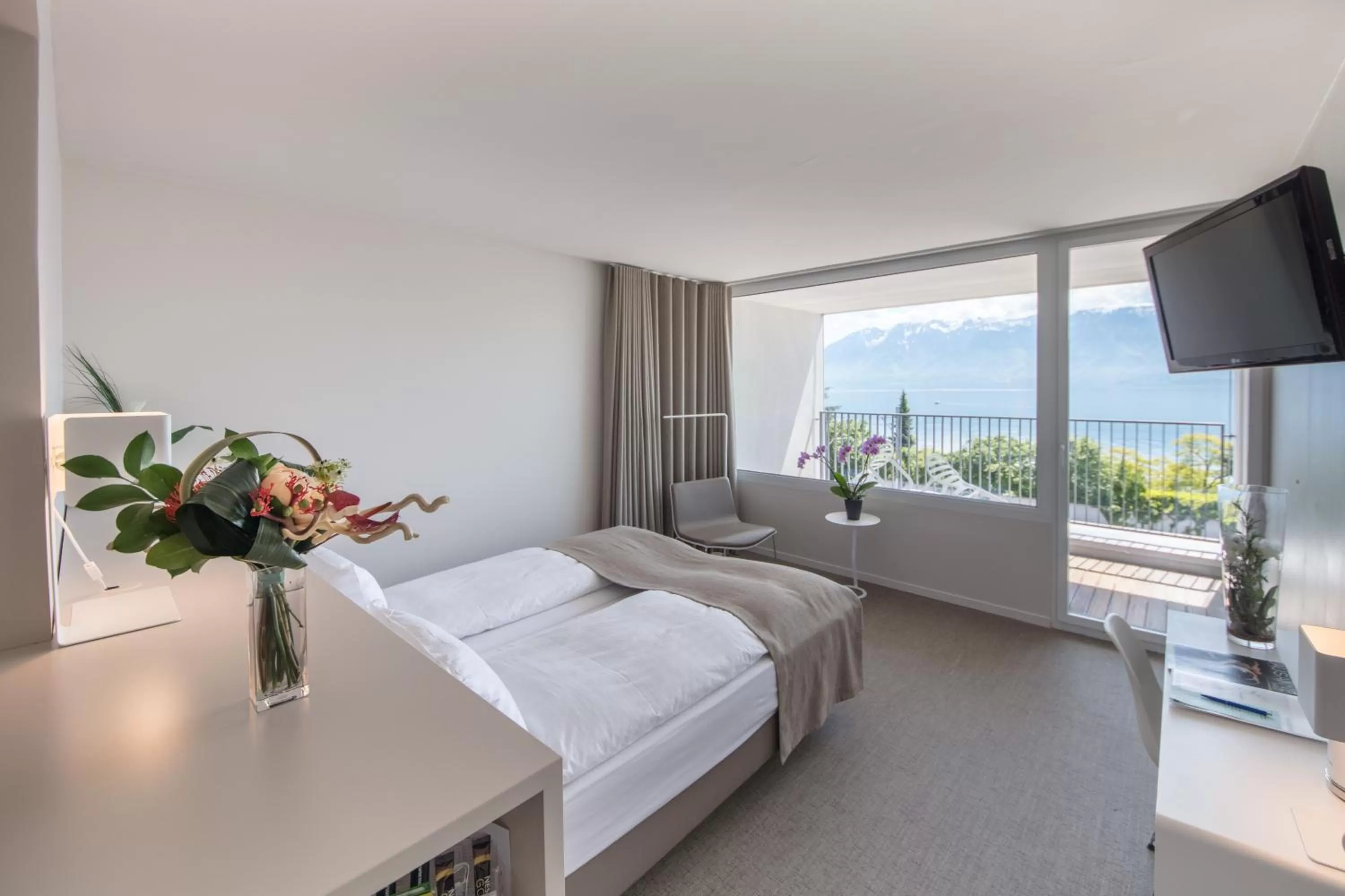 Balcony/Terrace, Bed in Hotel Lavaux