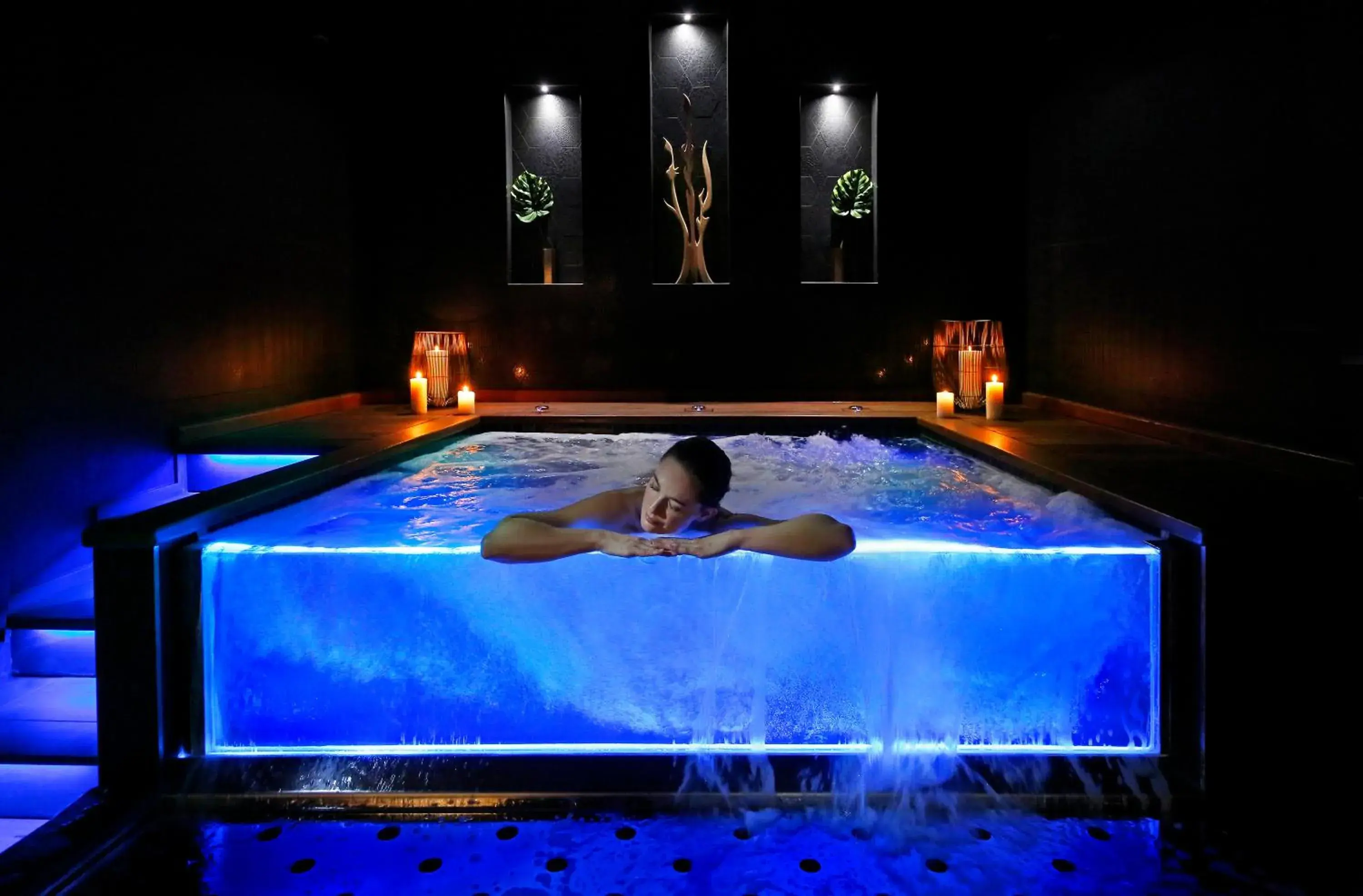 Hot Tub, Swimming Pool in Negrecoste Hôtel & Spa