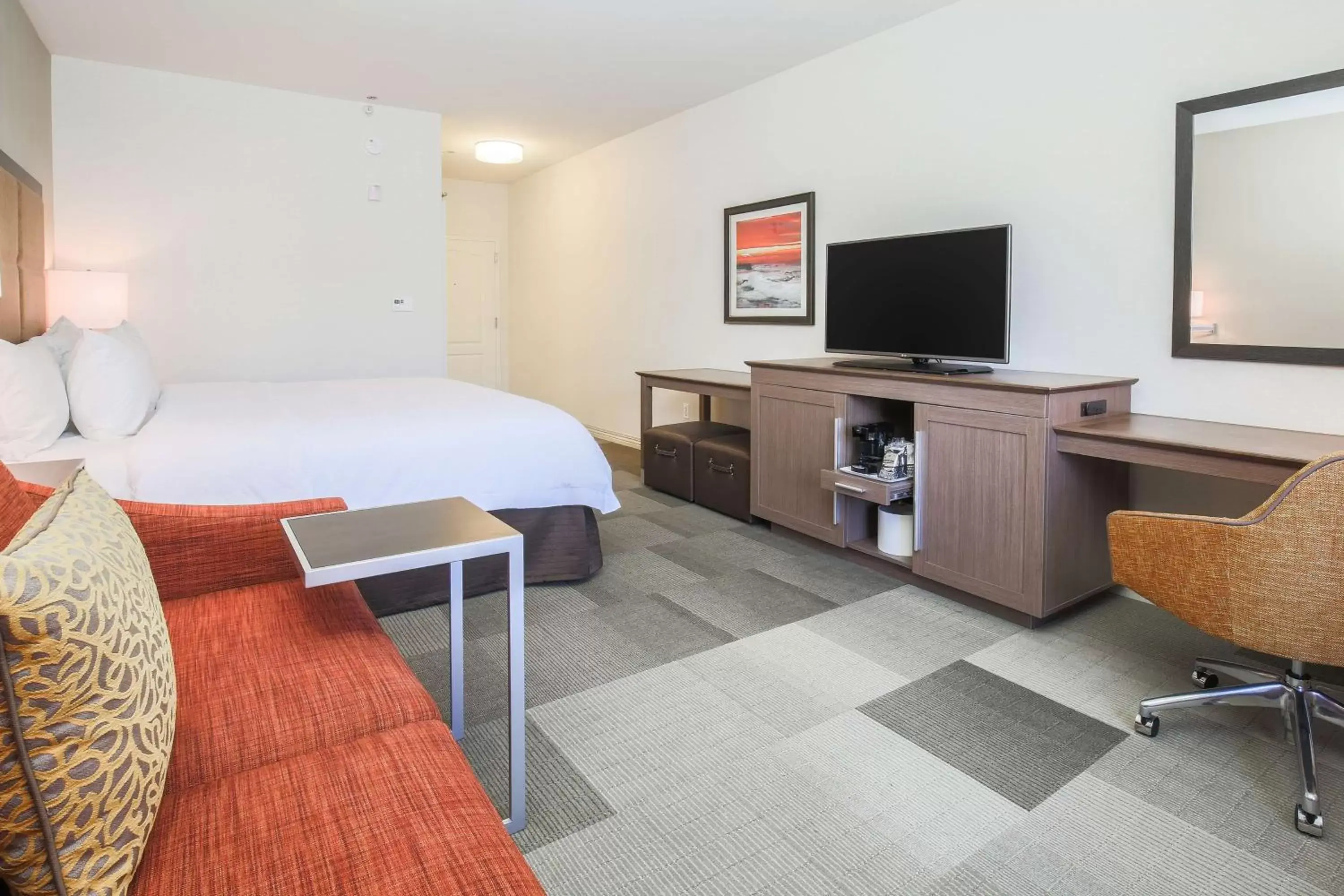 Bedroom, Bed in Hampton Inn & Suites Camarillo