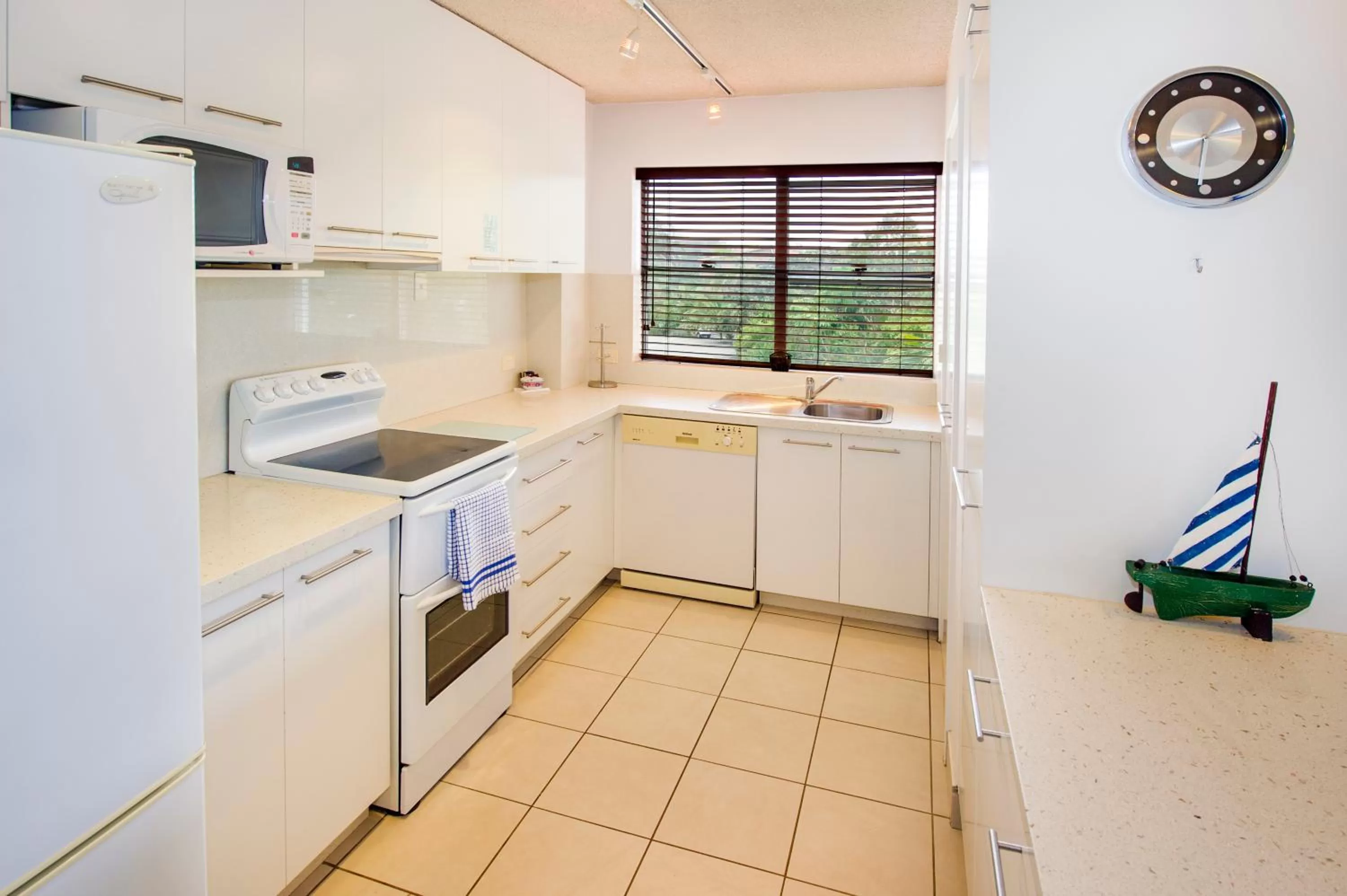 Kitchen or kitchenette in Tradewinds Apartments