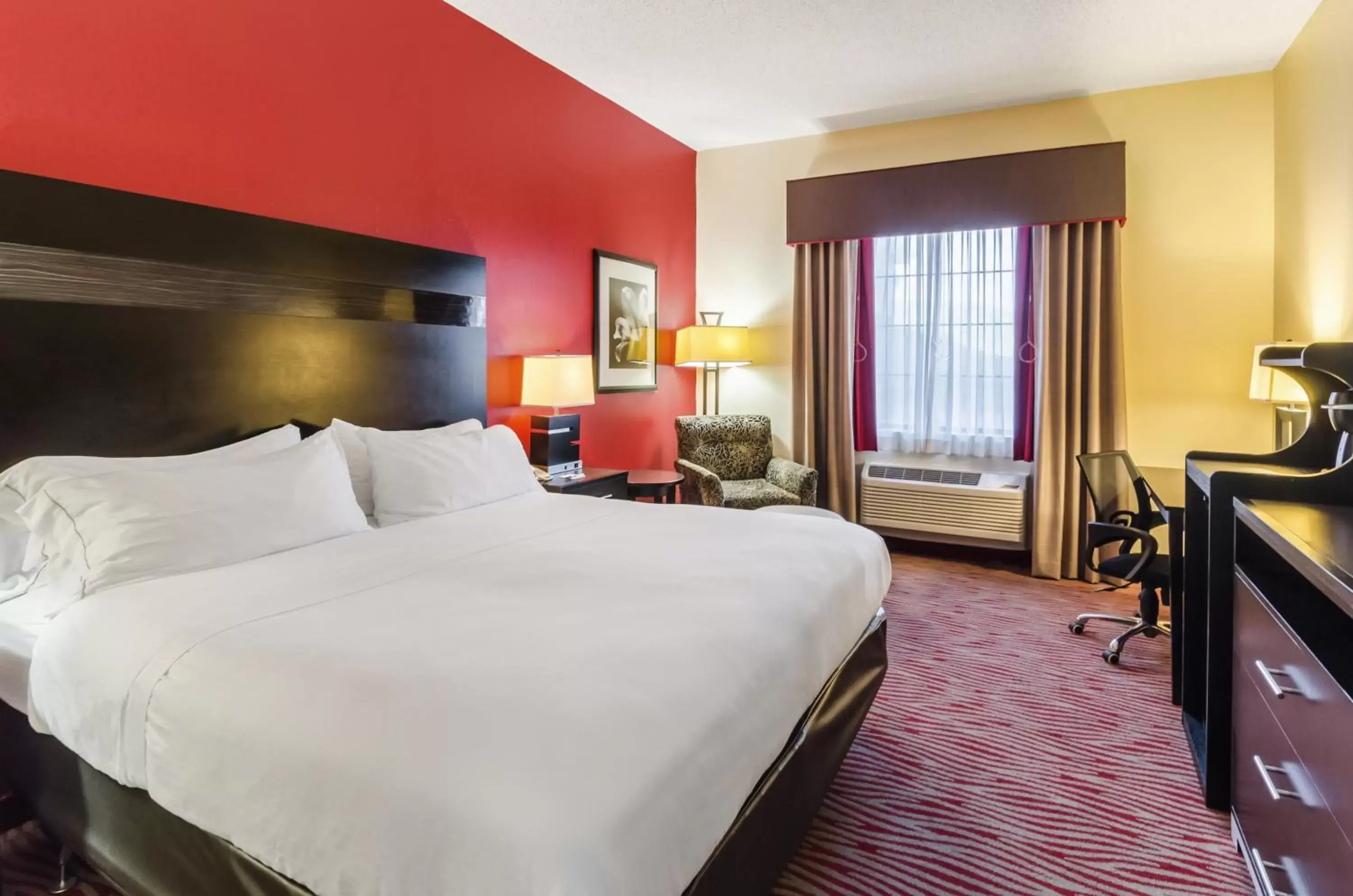 Photo of the whole room, Bed in Holiday Inn Express Hotel & Suites Vinita, an IHG Hotel