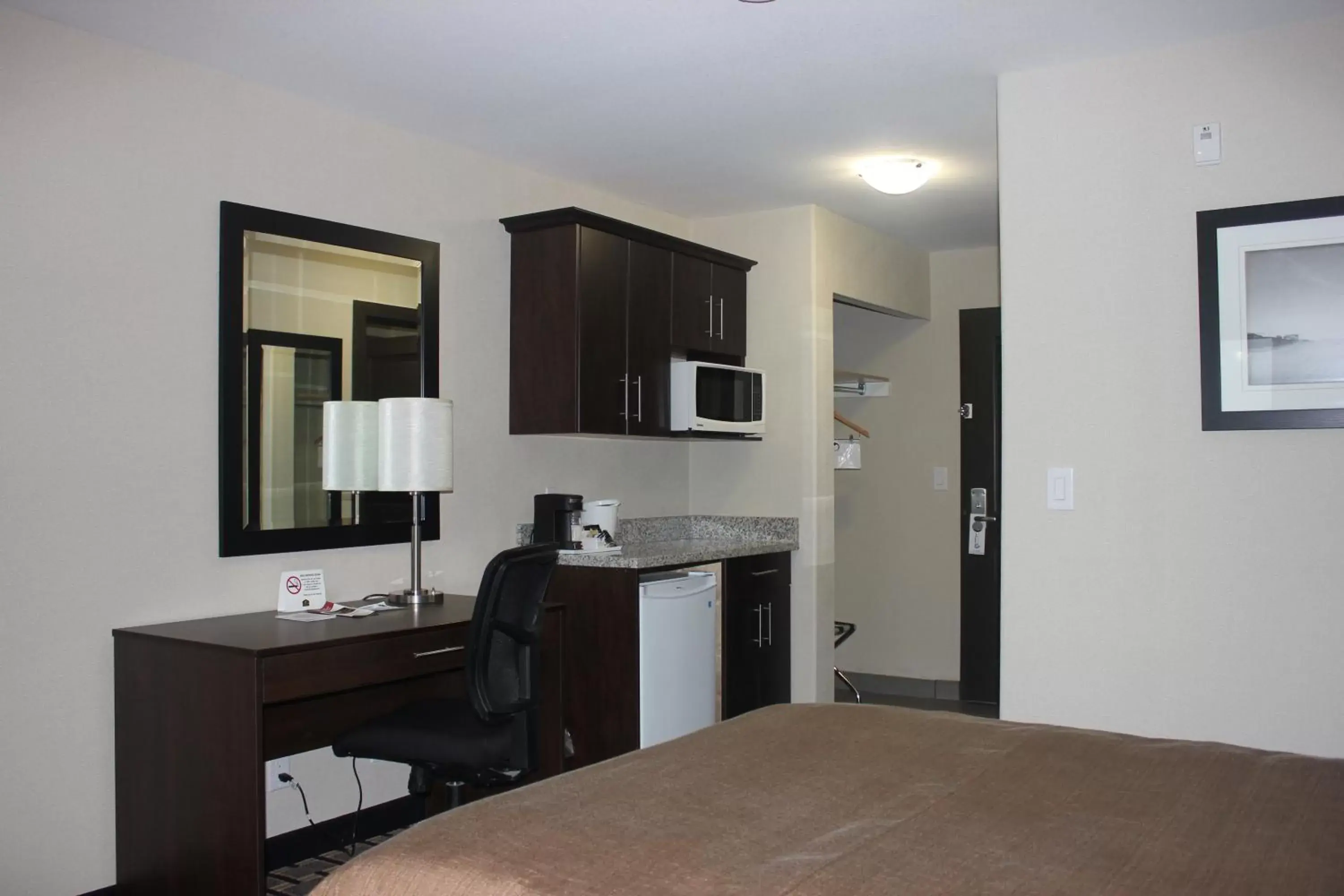 Photo of the whole room, Kitchen/Kitchenette in Western Star Inn & Suites Esterhazy