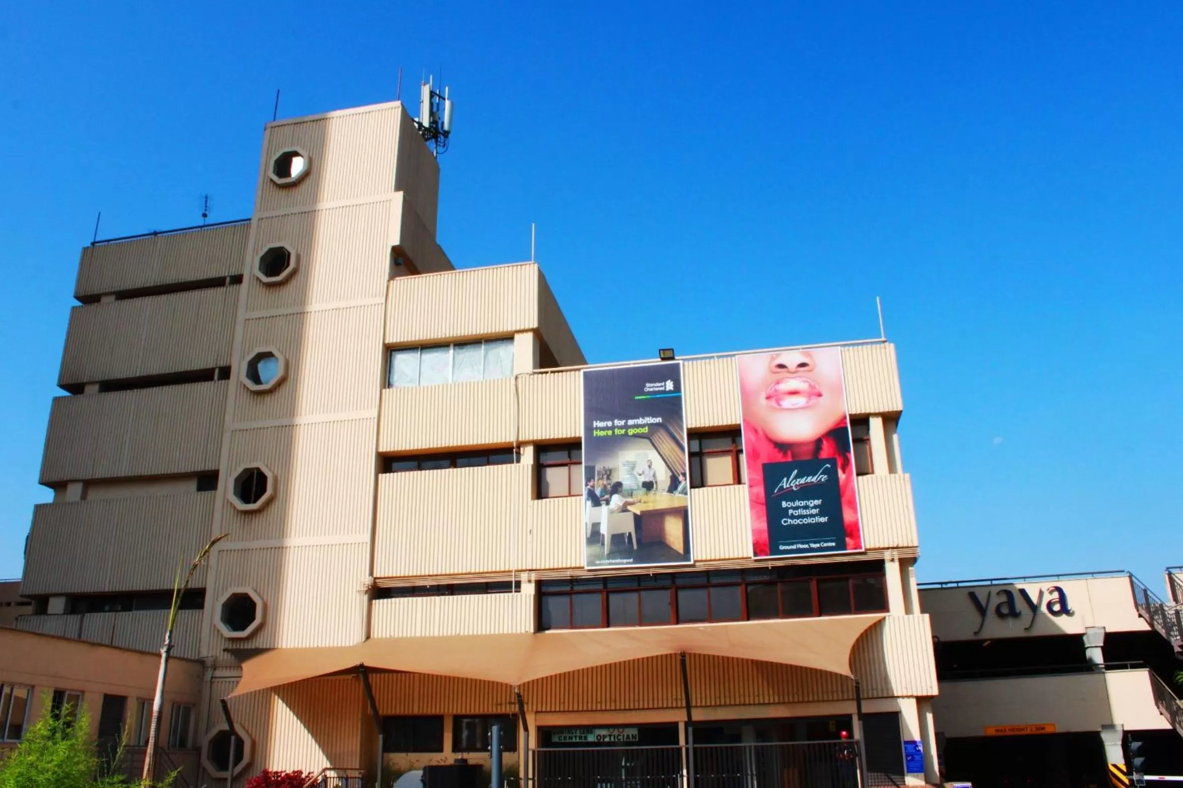 Restaurant/places to eat in Yaya Hotel & Apartments