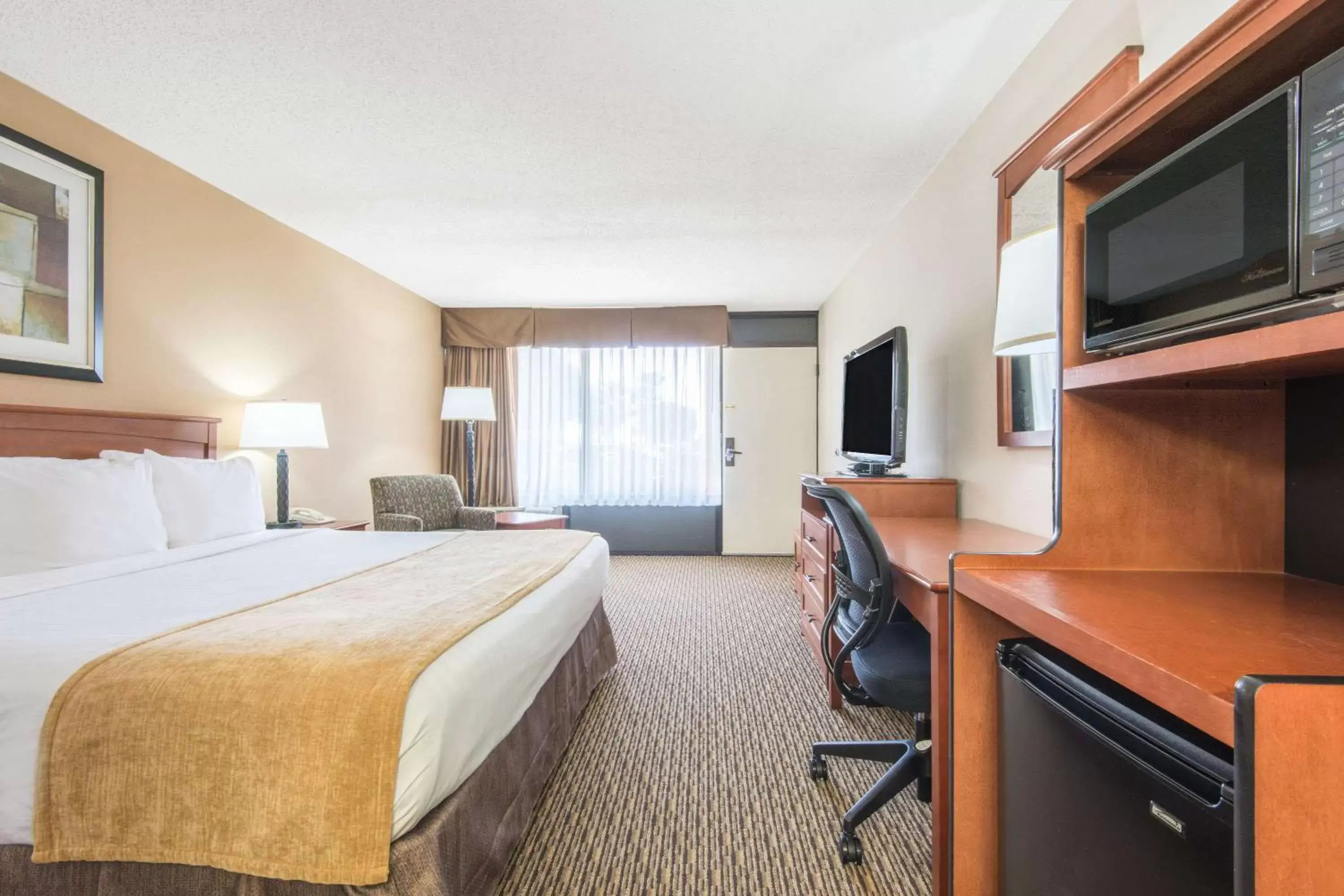 Photo of the whole room, TV/Entertainment Center in Days Inn by Wyndham Altus