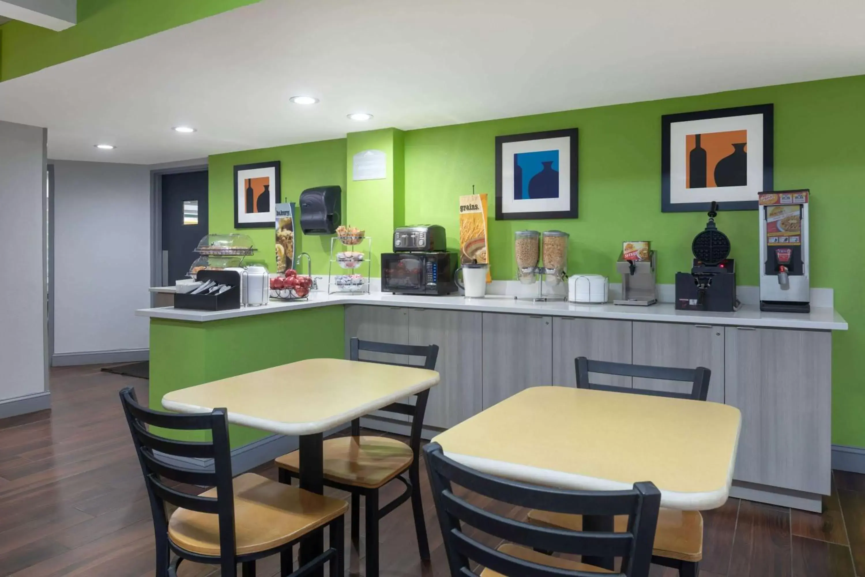 Restaurant/Places to Eat in Microtel Inn by Wyndham Lake Norman