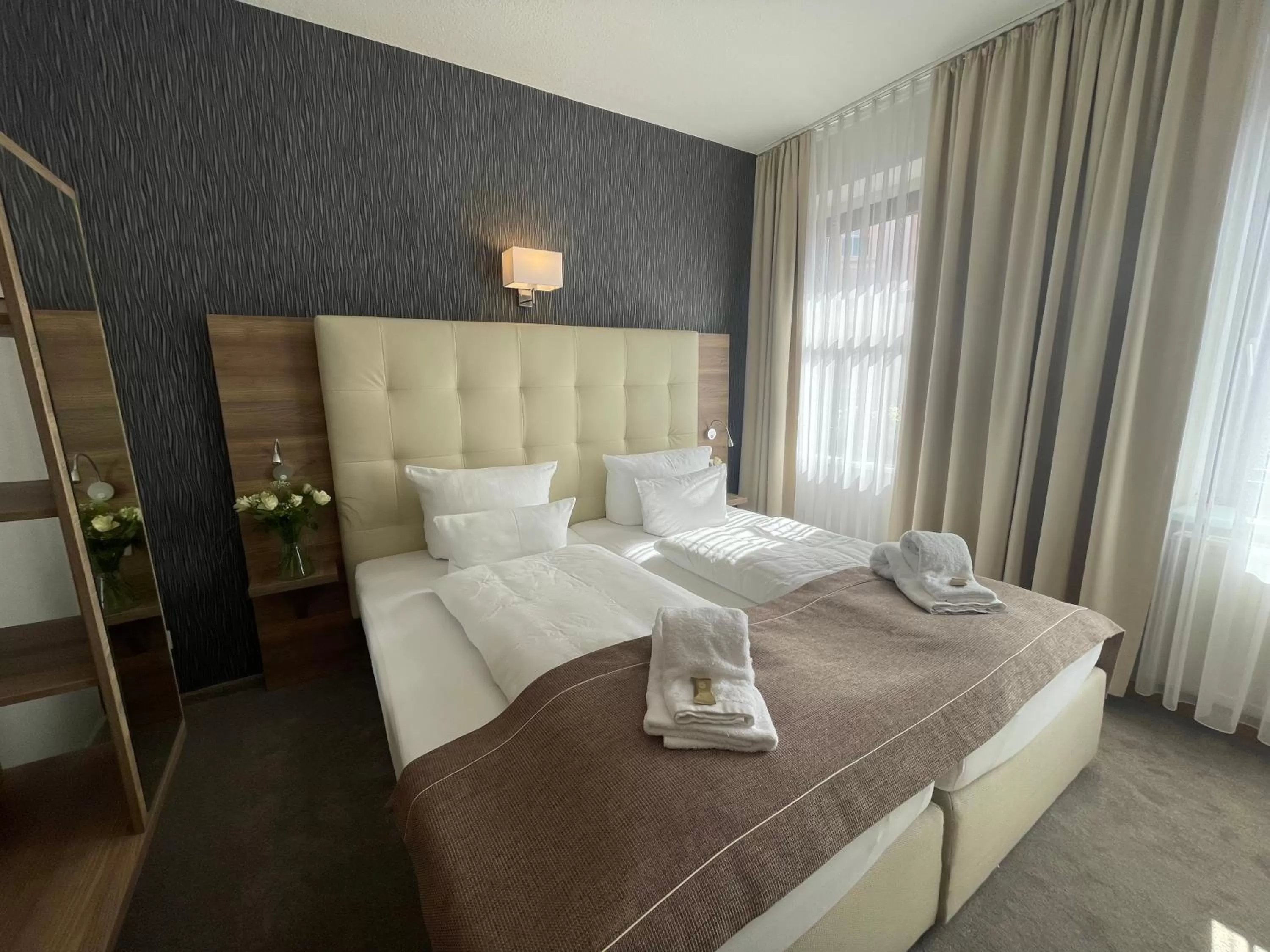 Bedroom, Bed in "Zur Altstadt - Am Fuße der Osterburg" Gaststätte, Pension, FEWO