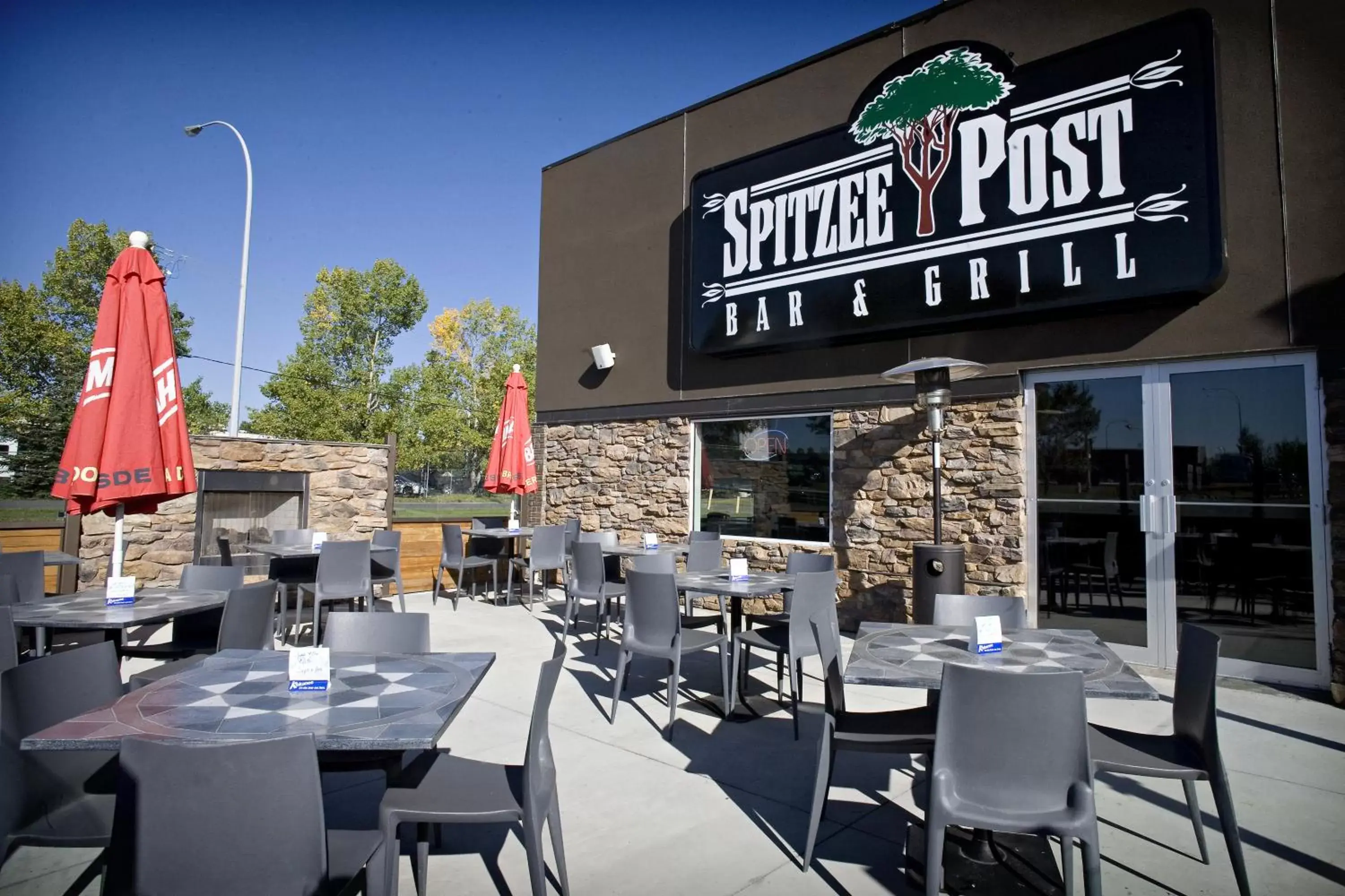 Patio, Restaurant/Places to Eat in Heritage Inn Hotel & Convention Centre - High River
