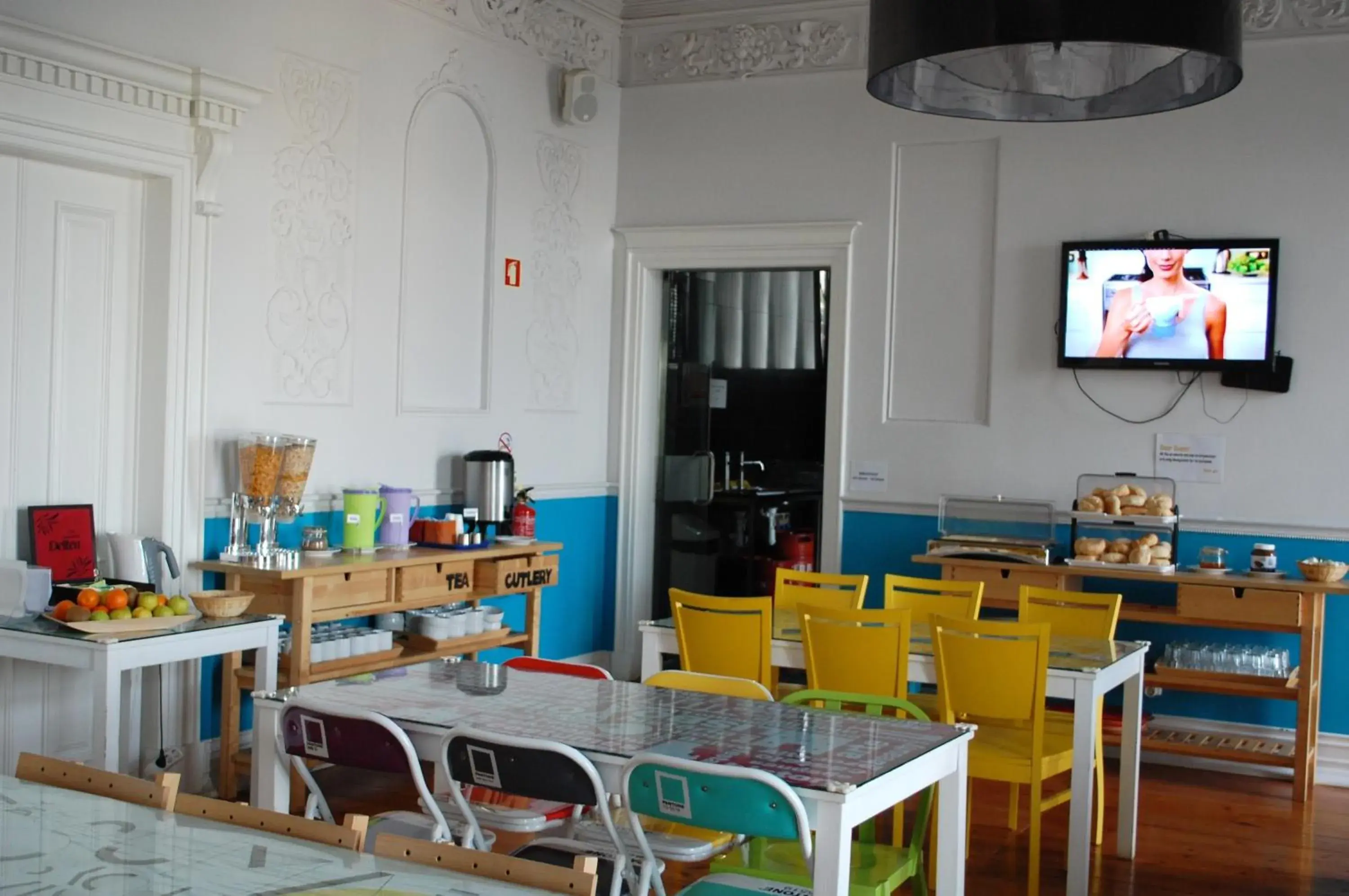 Coffee/tea facilities, Restaurant/Places to Eat in Lisb'on Hostel