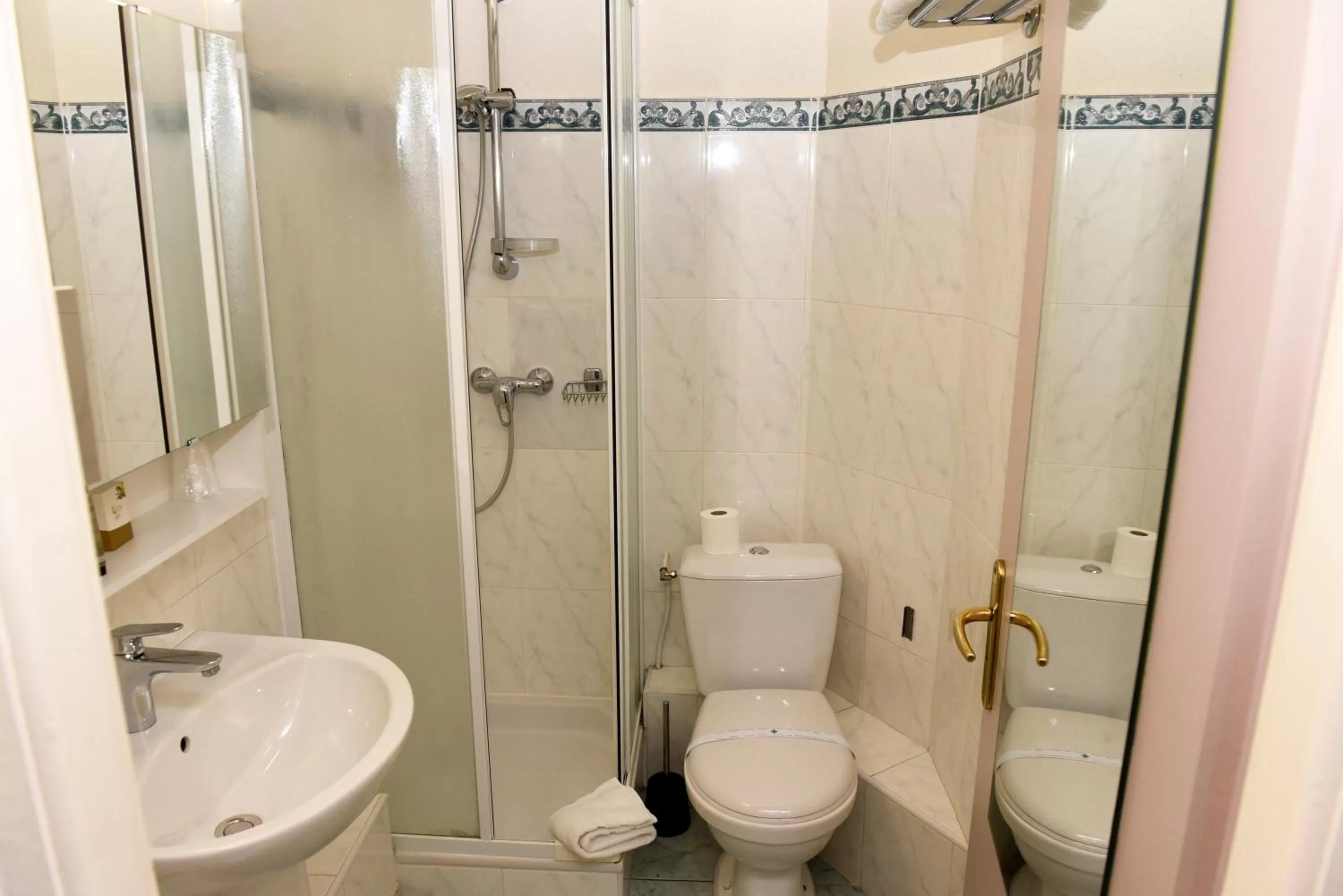 Bathroom in Azur Hôtel