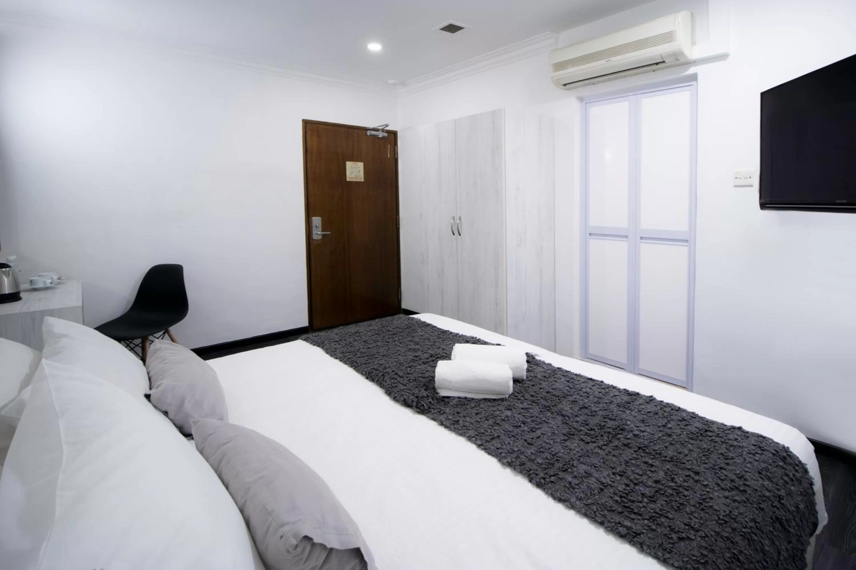 Bed in Harbour Ville Hotel - Hamilton