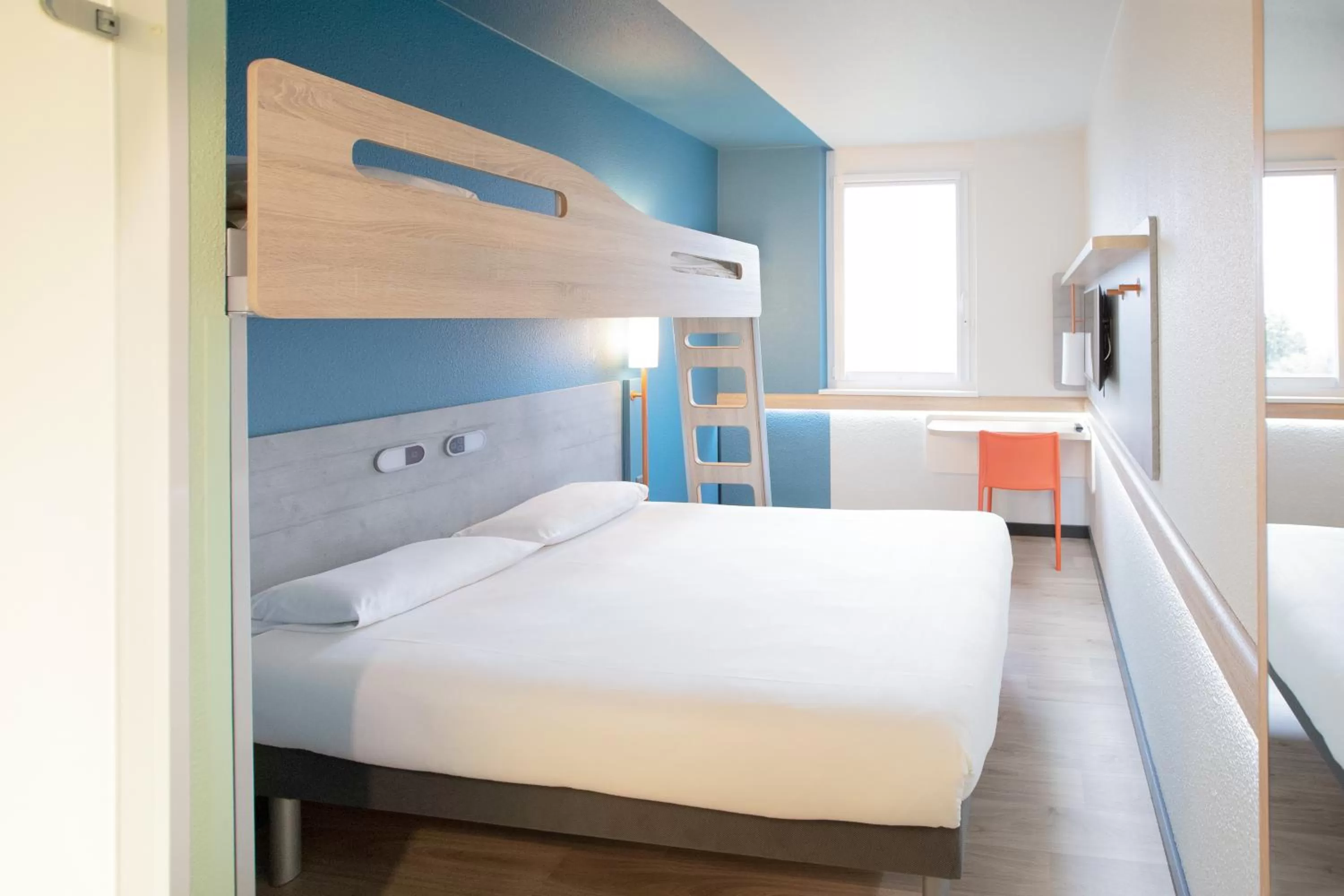 Bedroom, Bed in ibis budget Genève Aéroport