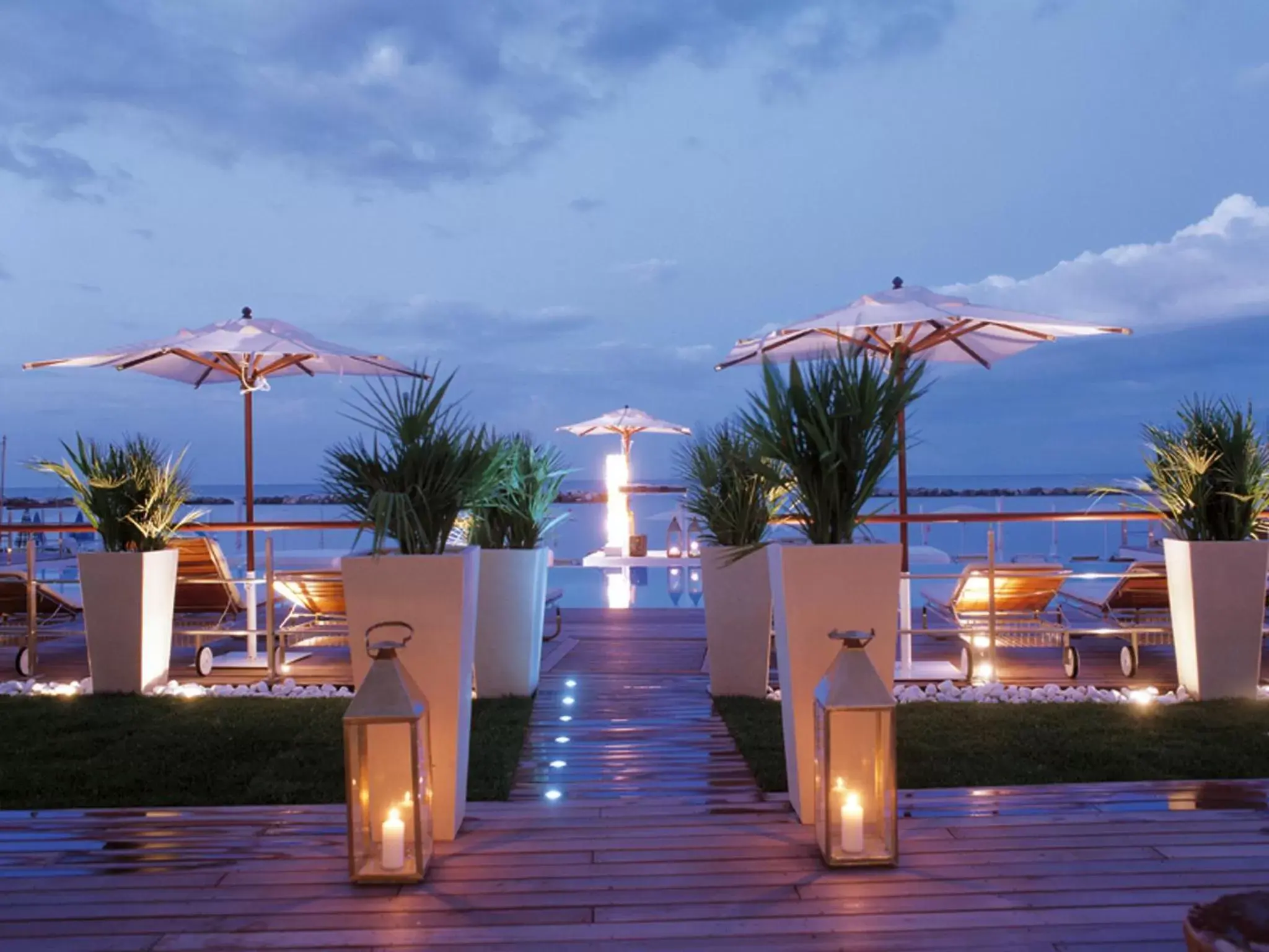 Swimming pool in Vistamare Suite