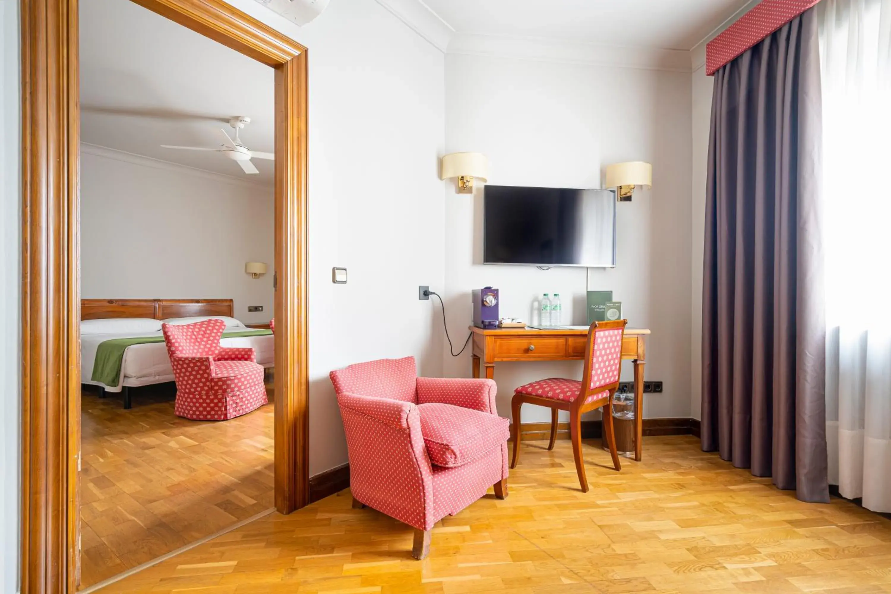 Photo of the whole room, TV/Entertainment Center in Hotel Hernán Cortés