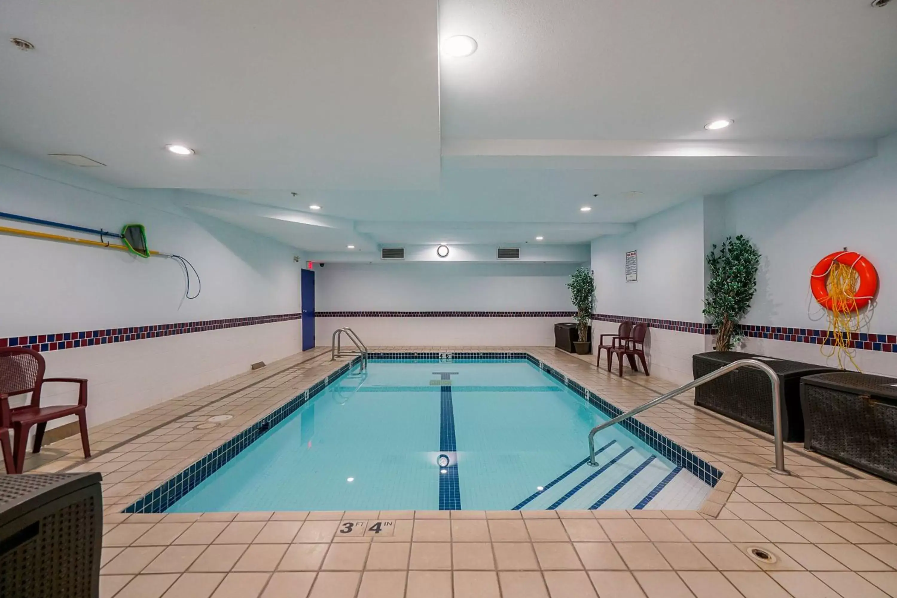 Activities, Swimming Pool in Best Western Peace Arch Inn