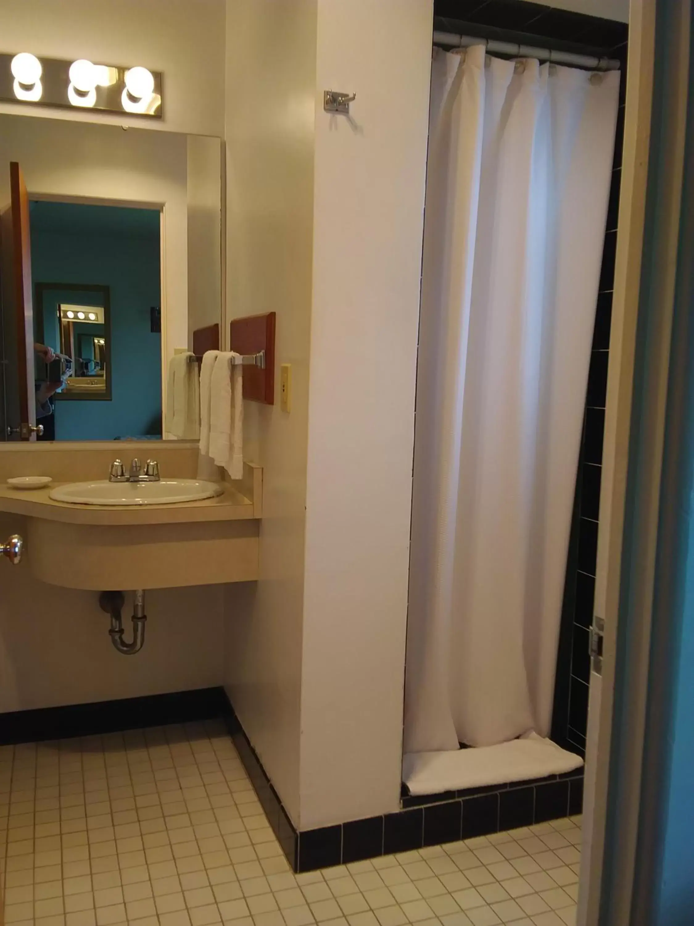 Bathroom in Bay Bridge Motel