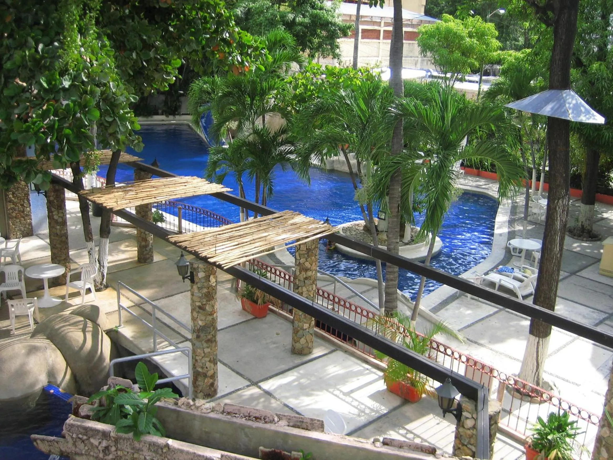 Swimming pool in Hotel Club del Sol Acapulco by NG Hoteles