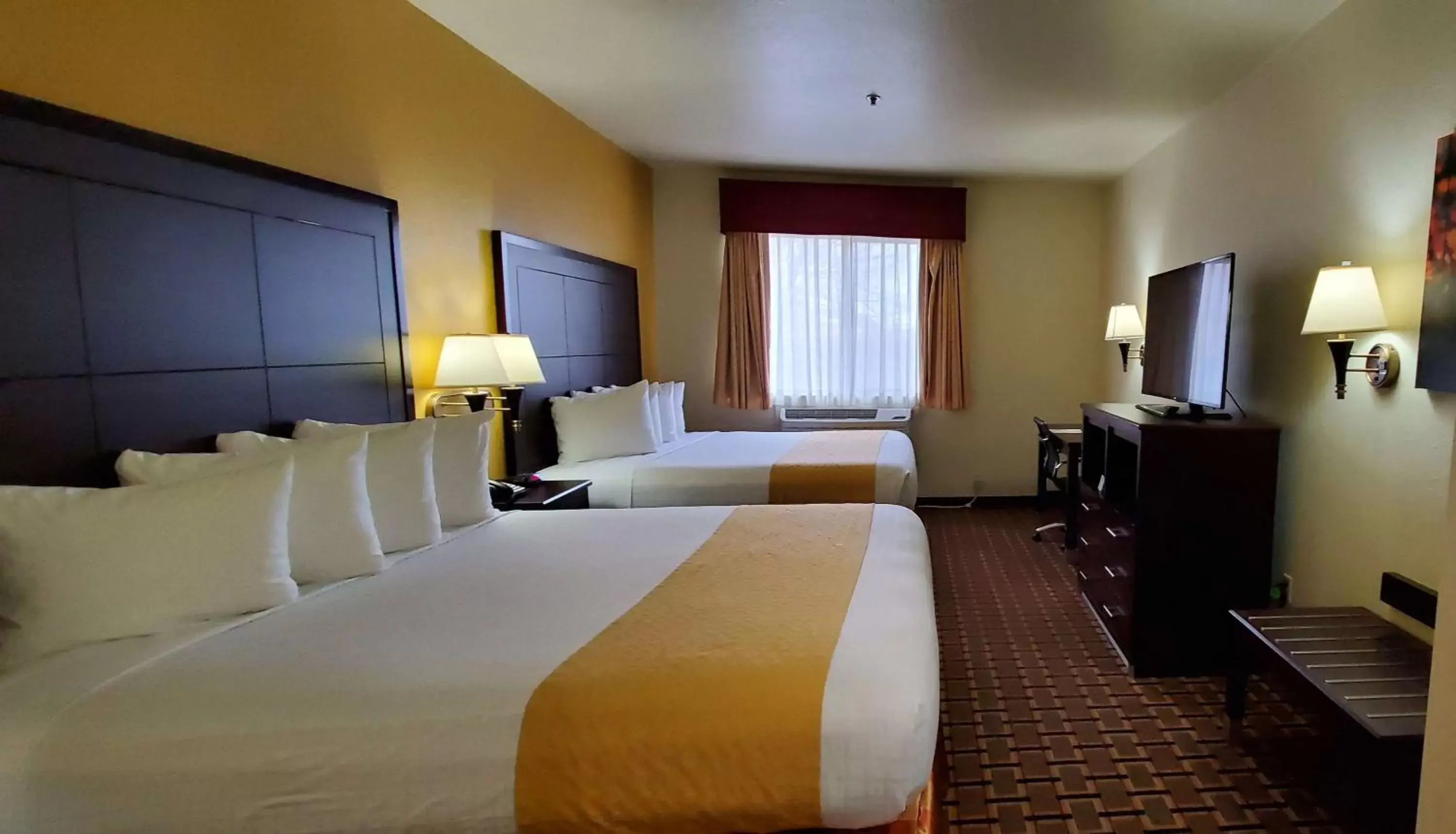 Photo of the whole room, Bed in Best Western Executive Inn & Suites