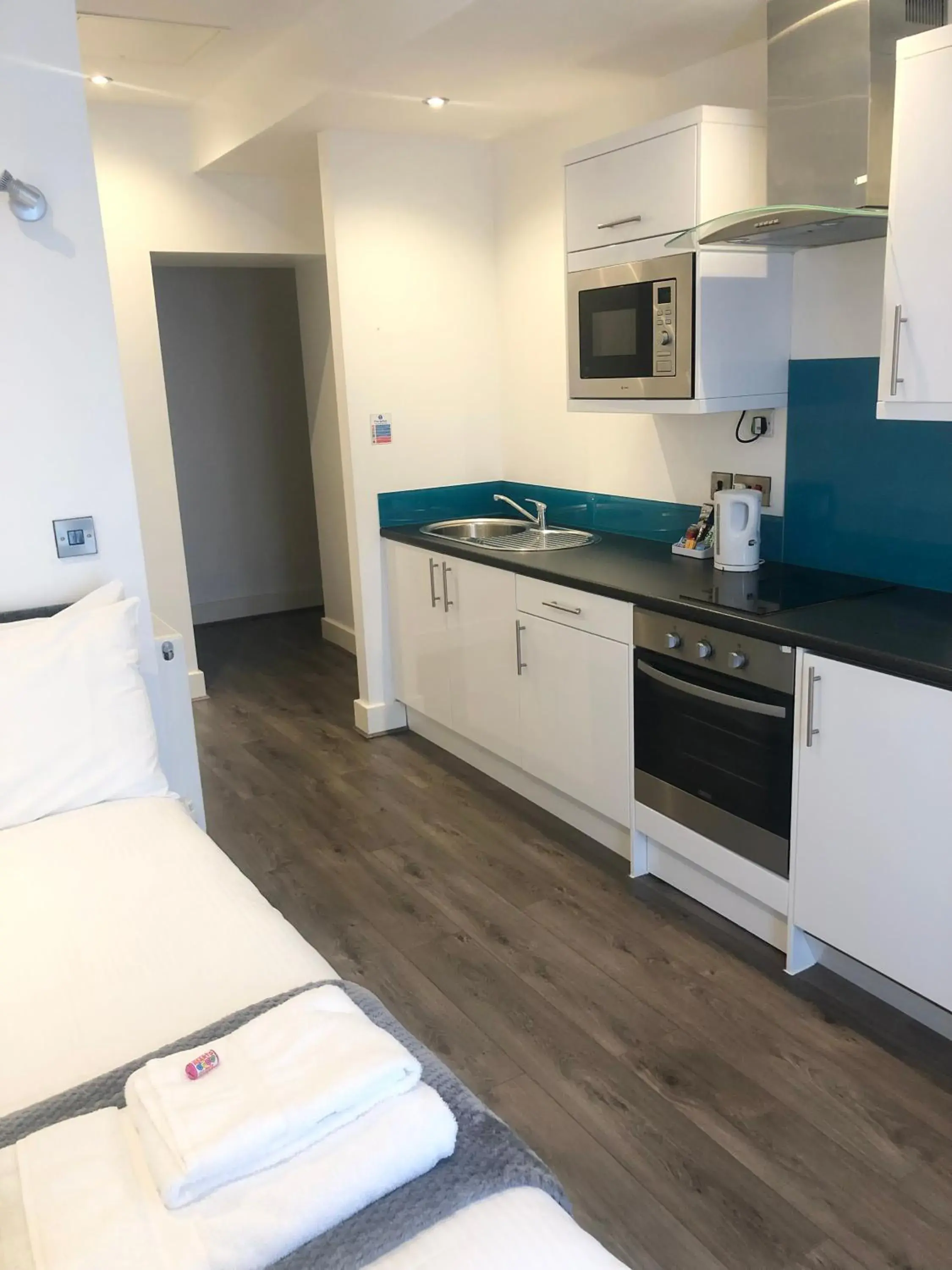 Bed, Kitchen/Kitchenette in FoxHouse Studio Apartments