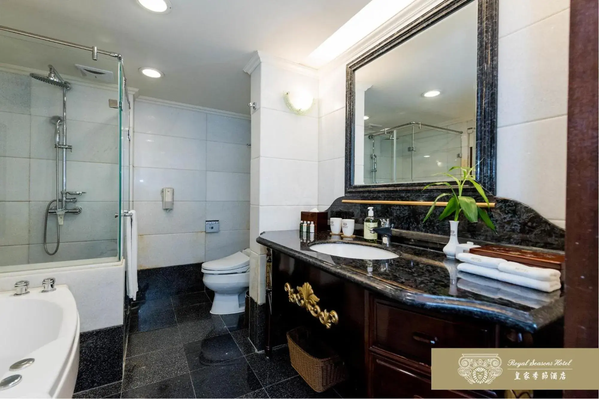 Photo of the whole room, Bathroom in Royal Seasons Hotel Taipei-Nanjing W