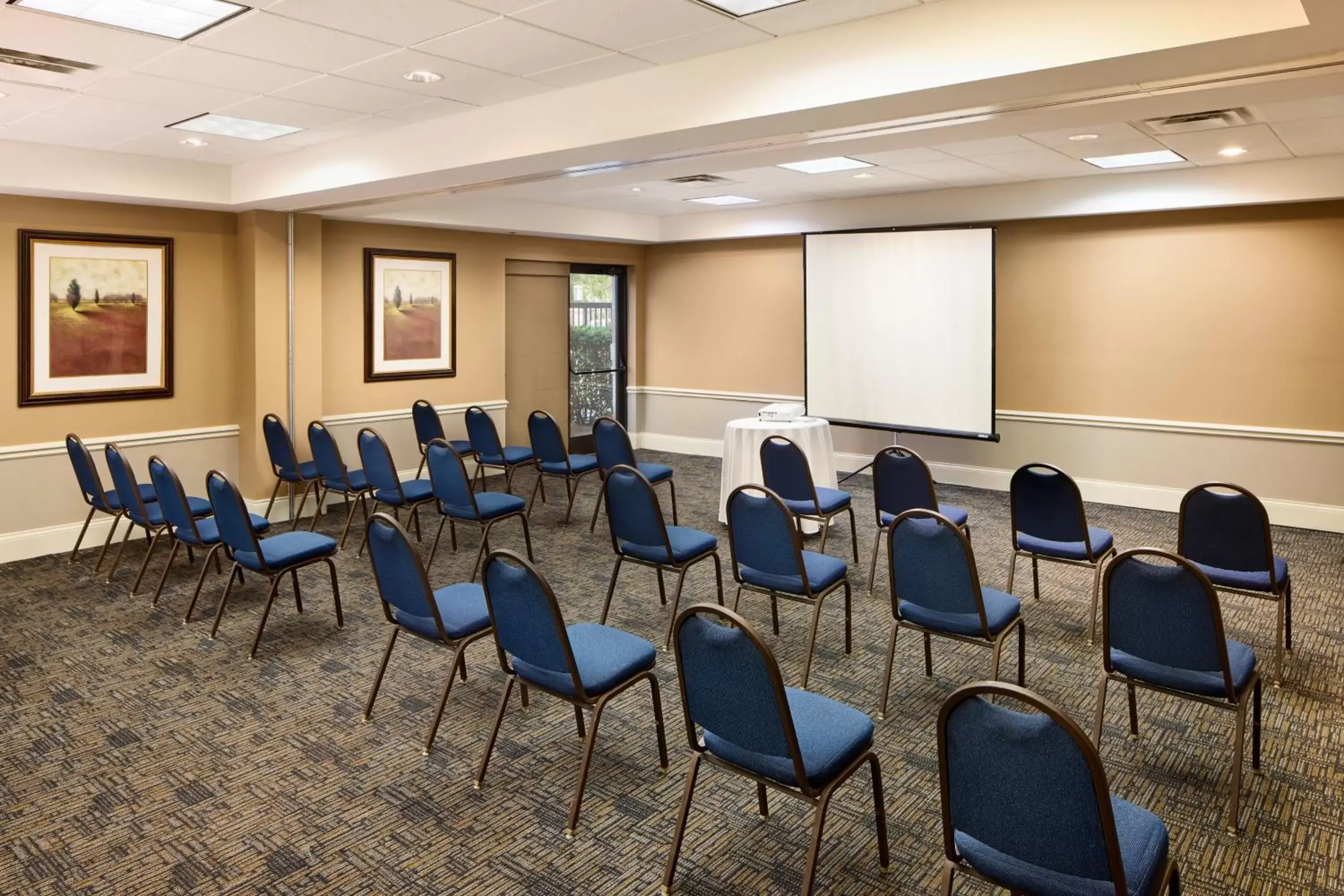 Meeting/conference room in Holiday Inn Express & Suites Alpharetta, an IHG Hotel