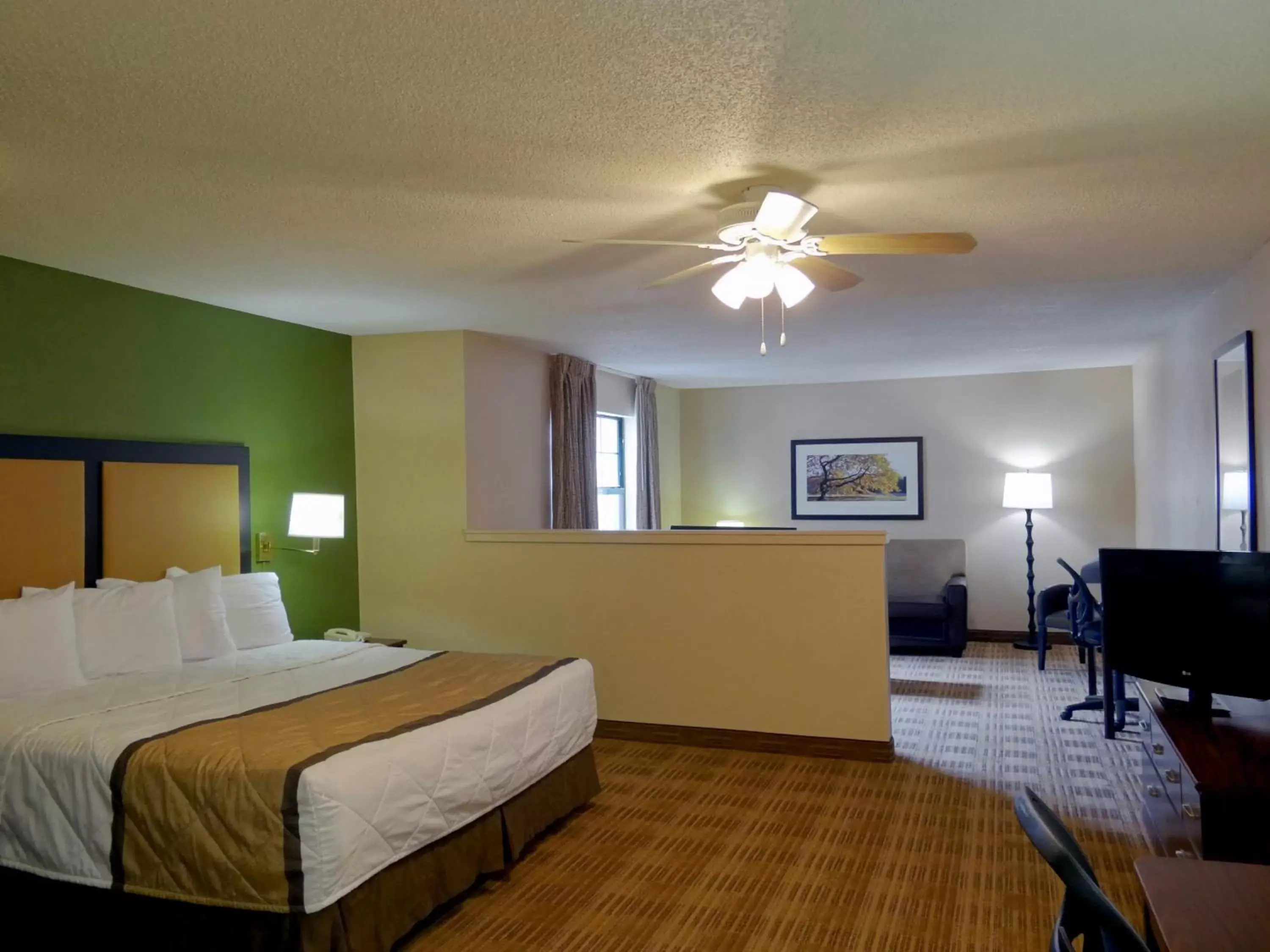 TV and multimedia, Bed in Extended Stay America Suites - Baltimore - Timonium