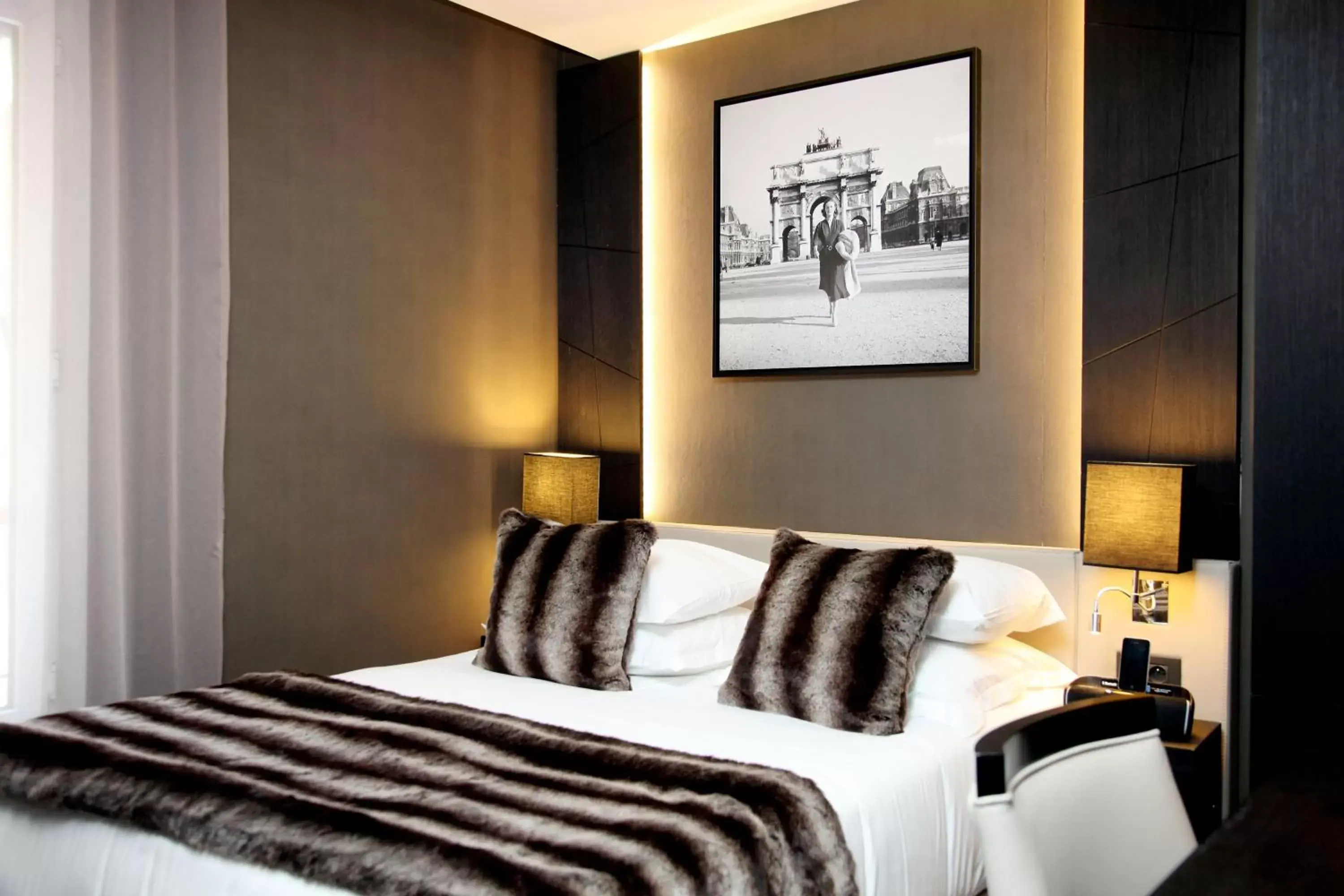 Bed in Hôtel Elysées Paris