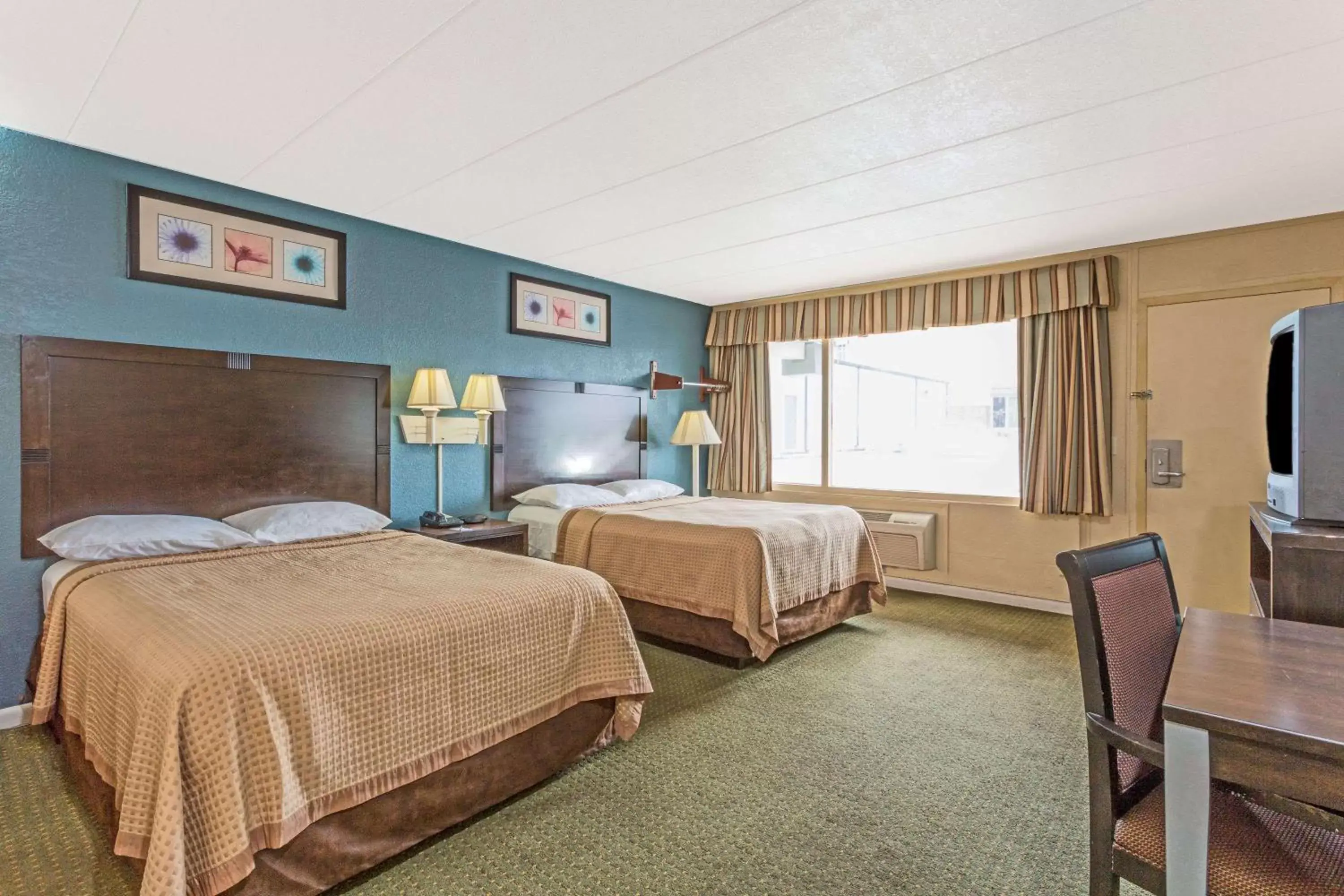 Photo of the whole room, Bed in Travelodge by Wyndham Virginia Beach