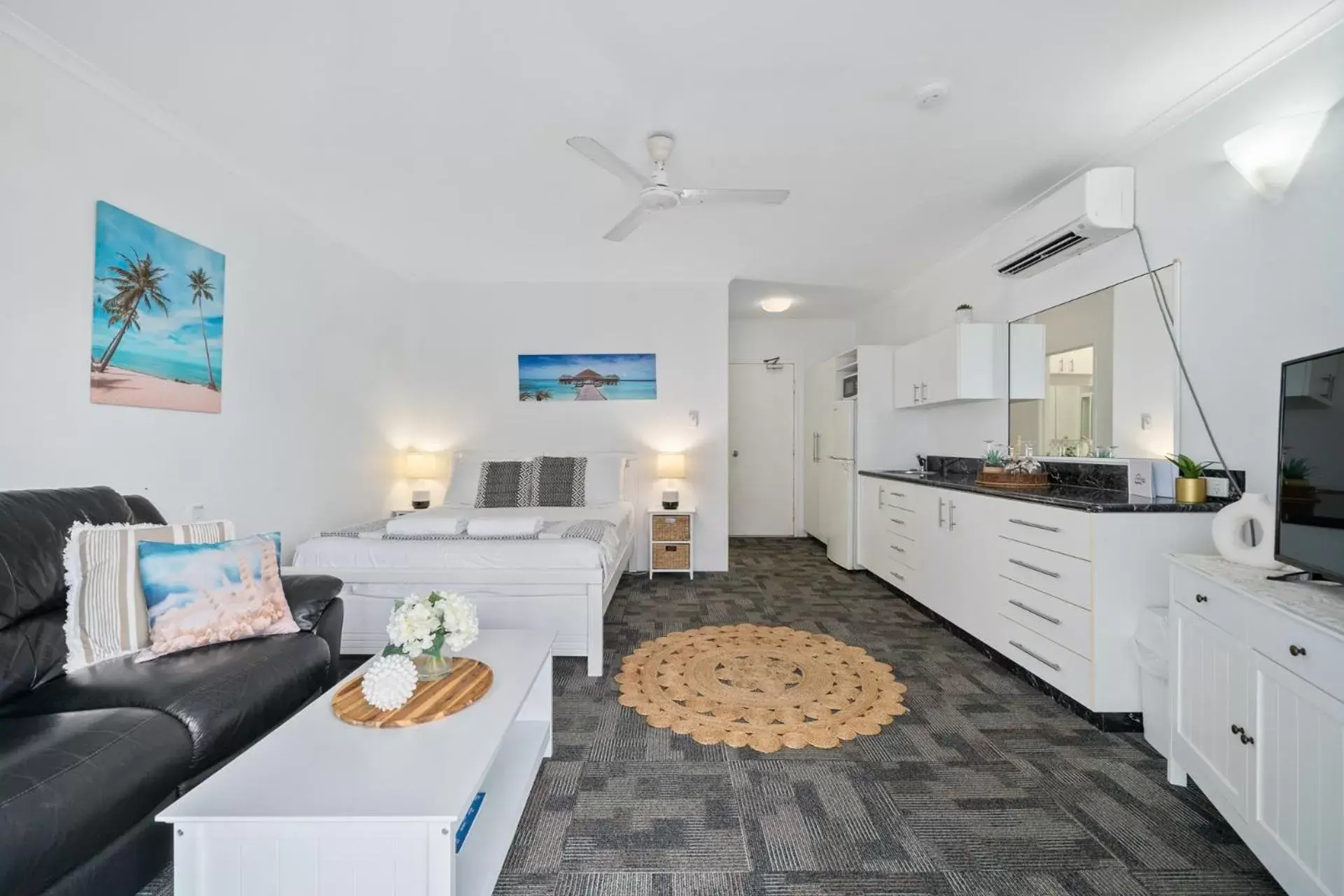 Kitchen or kitchenette, Seating Area in The Resort at Dolphin Heads