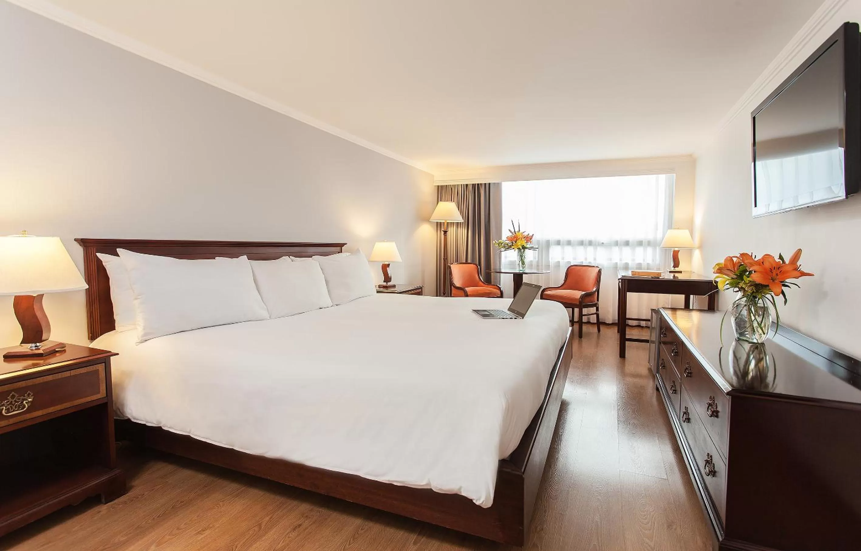 Staff, Bed in Radisson Bogota Metrotel