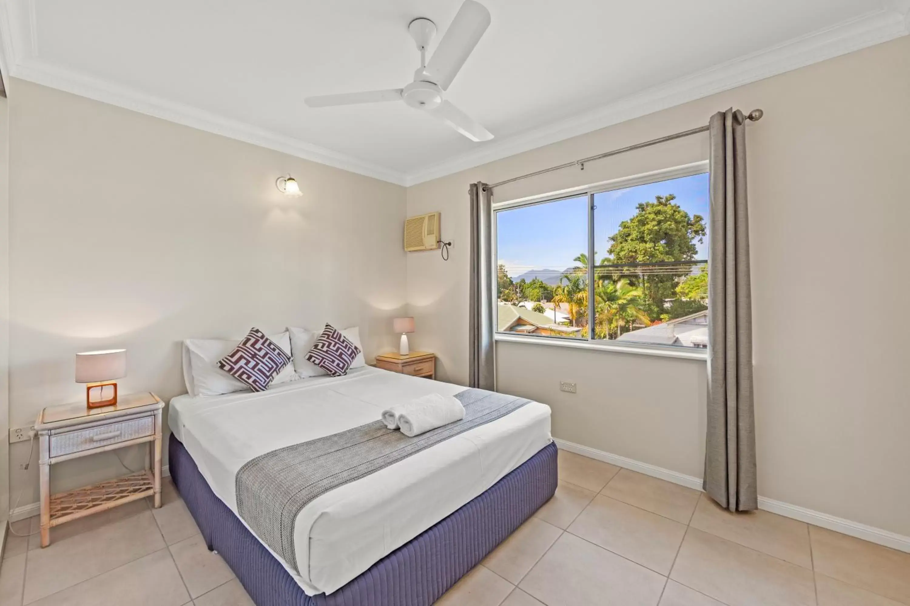 Bedroom, Bed in Koala Court Holiday Apartments