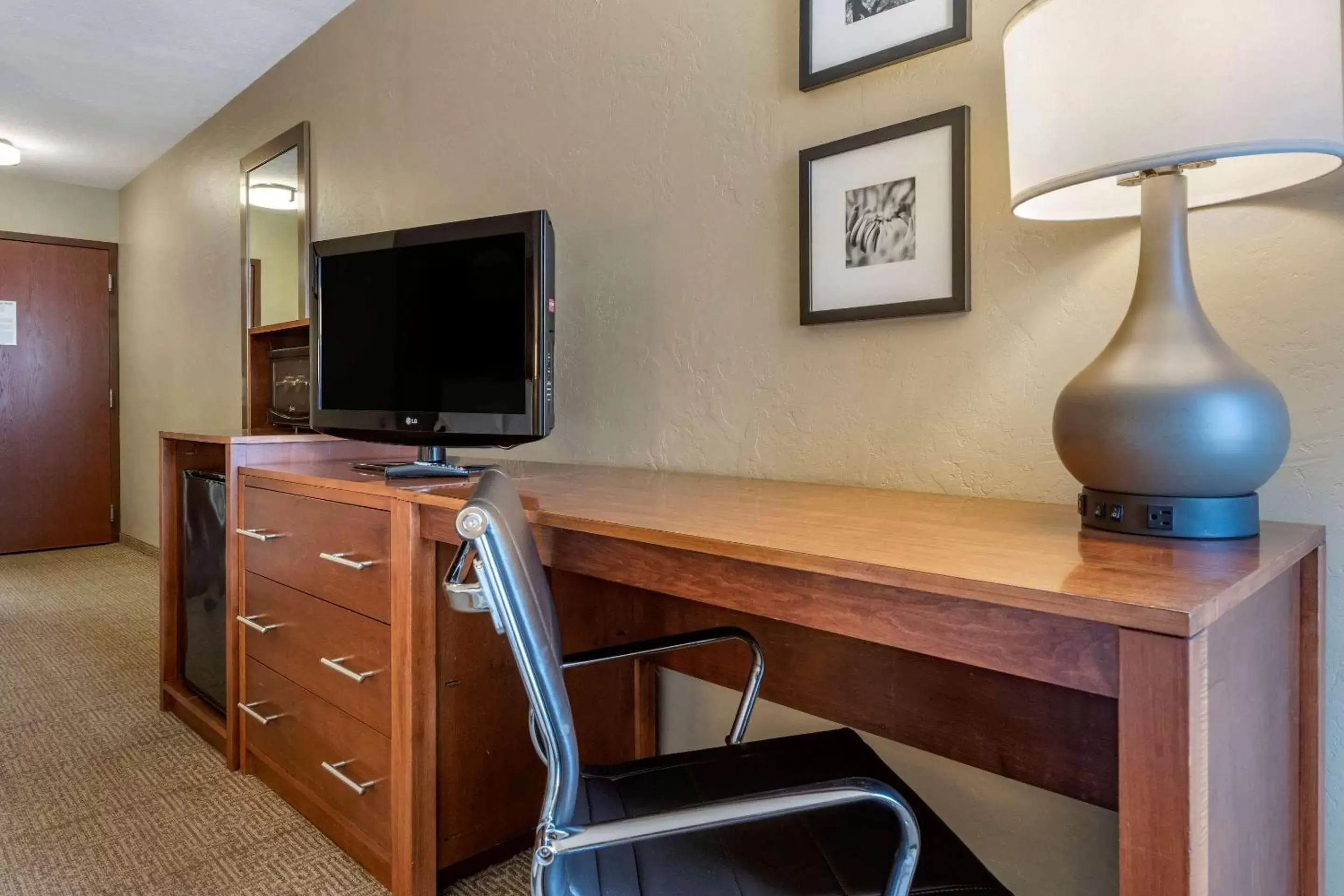 Photo of the whole room, TV/Entertainment Center in Quality Inn