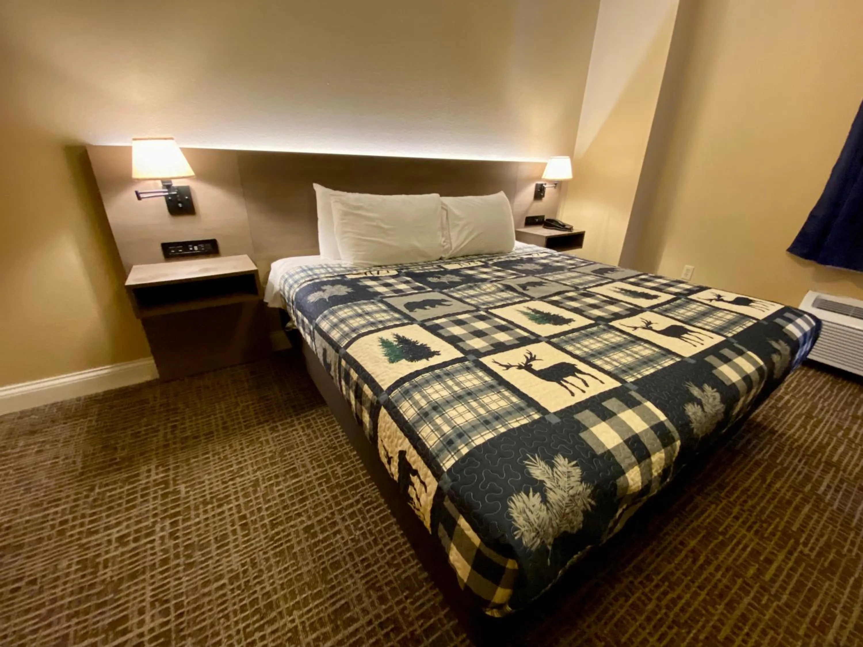 King Suite with Balcony in Riverchase Lodge