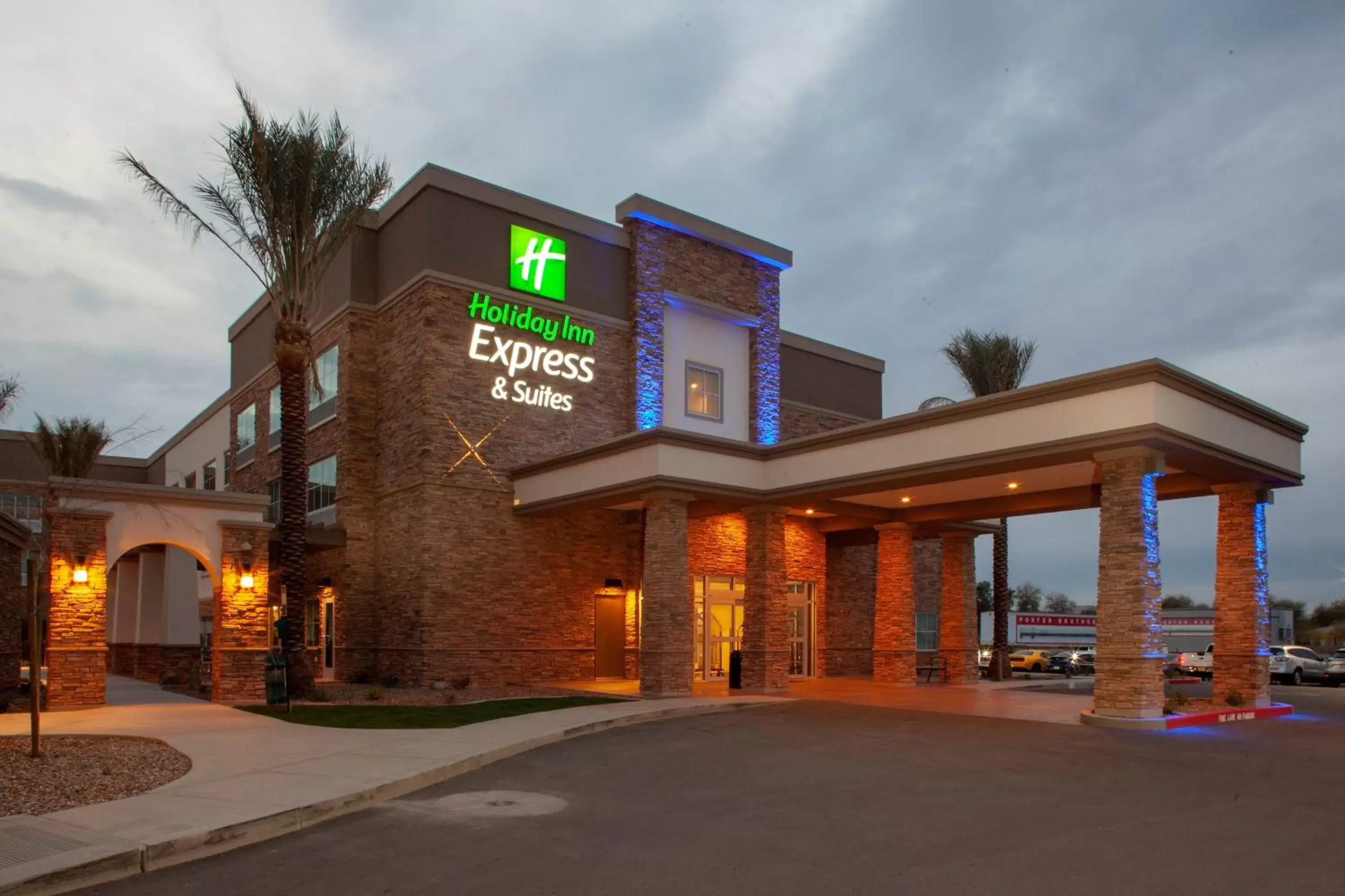 Property Building in Holiday Inn Express & Suites - Gilbert - East Mesa, an IHG Hotel