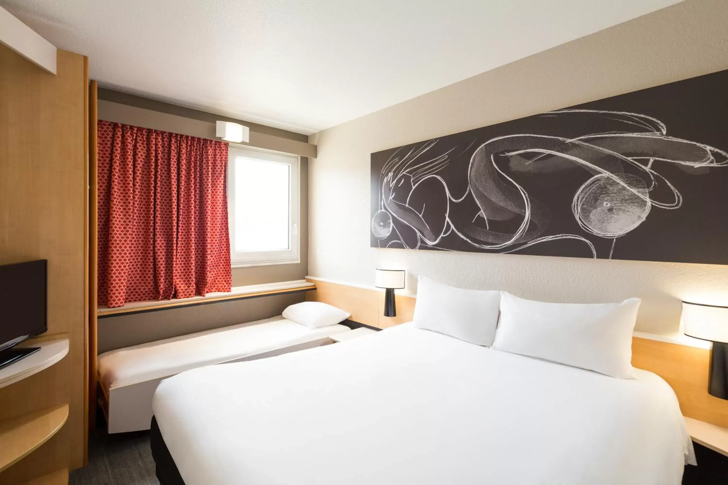 Bed in ibis Bordeaux Mérignac