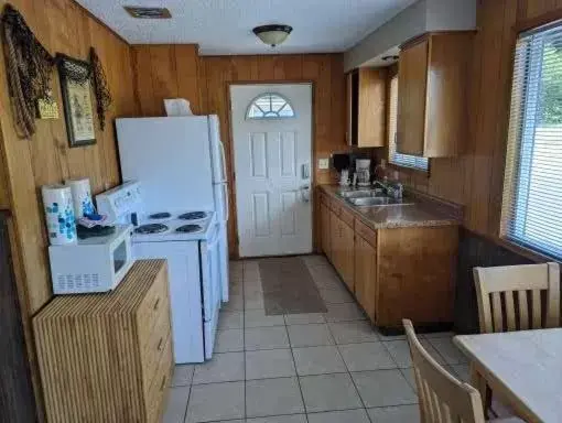 Kitchen/Kitchenette in Silver Surf Motel