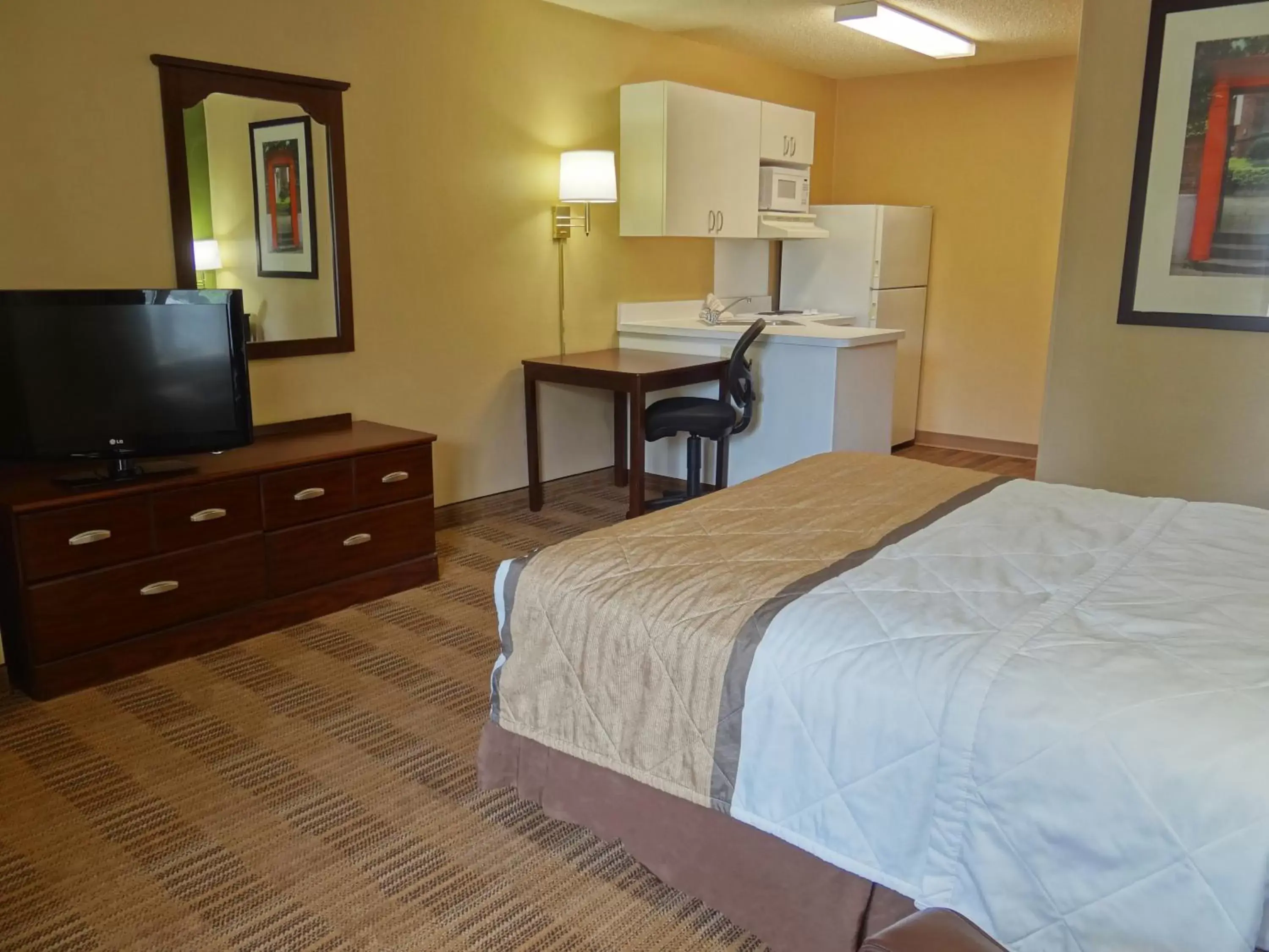 Bed, TV/Entertainment Center in Extended Stay America Suites - Fayetteville - Owen Dr