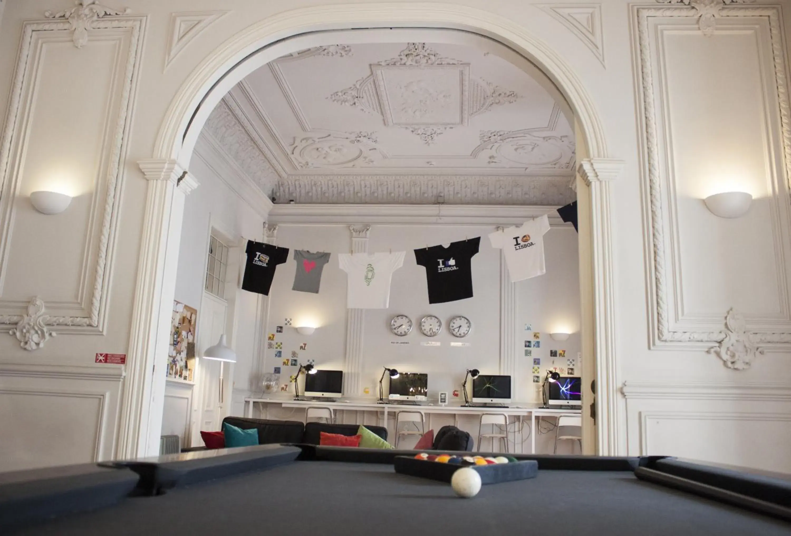 Game Room, Billiards in Lisb'on Hostel