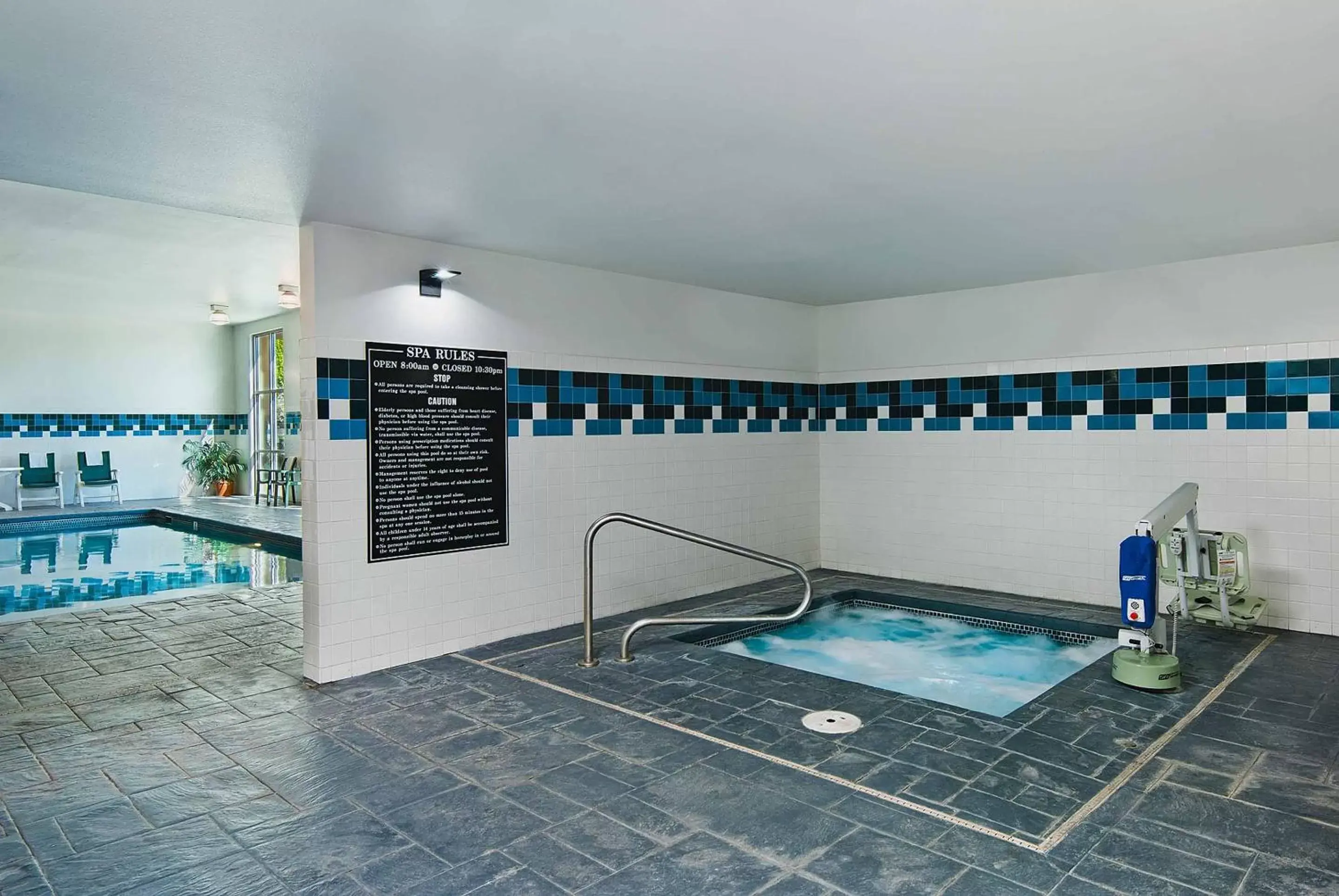 Hot Tub, Swimming Pool in Oxford Suites Yakima