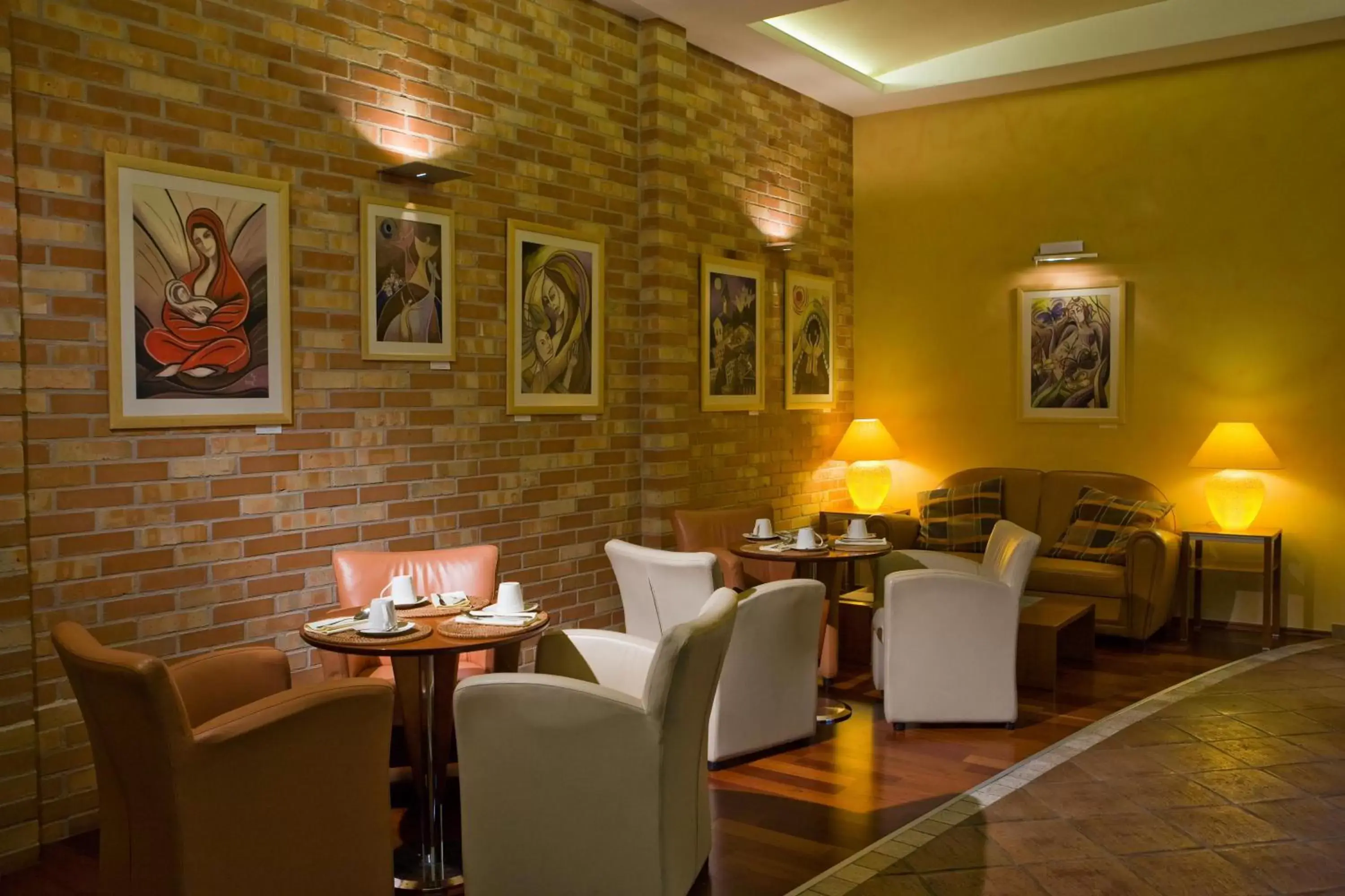 Lounge or bar, Restaurant/Places to Eat in Mamaison Residence Izabella Budapest