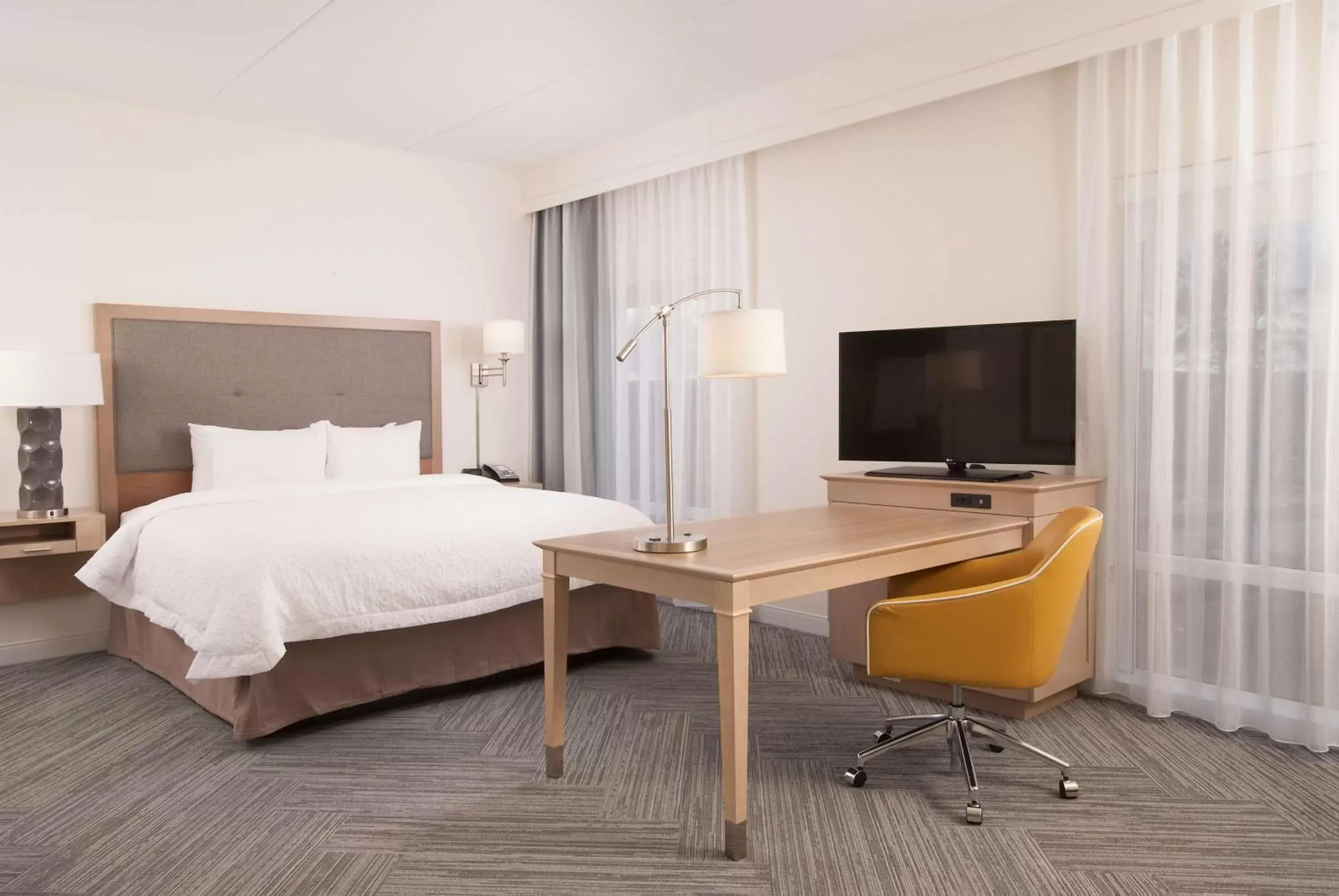 Bed in Hampton Inn & Suites by Hilton Augusta-Washington Rd