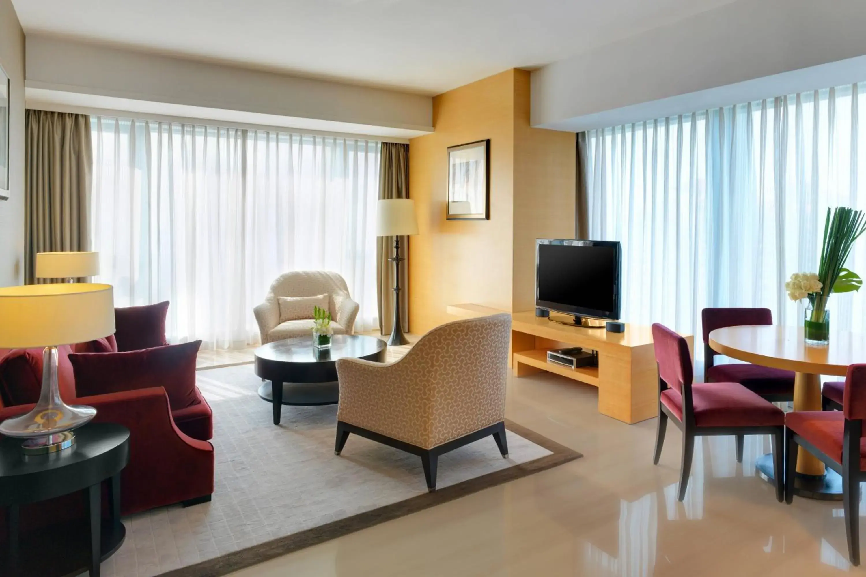 Living room, Seating Area in Four Points by Sheraton Guangzhou, Dongpu