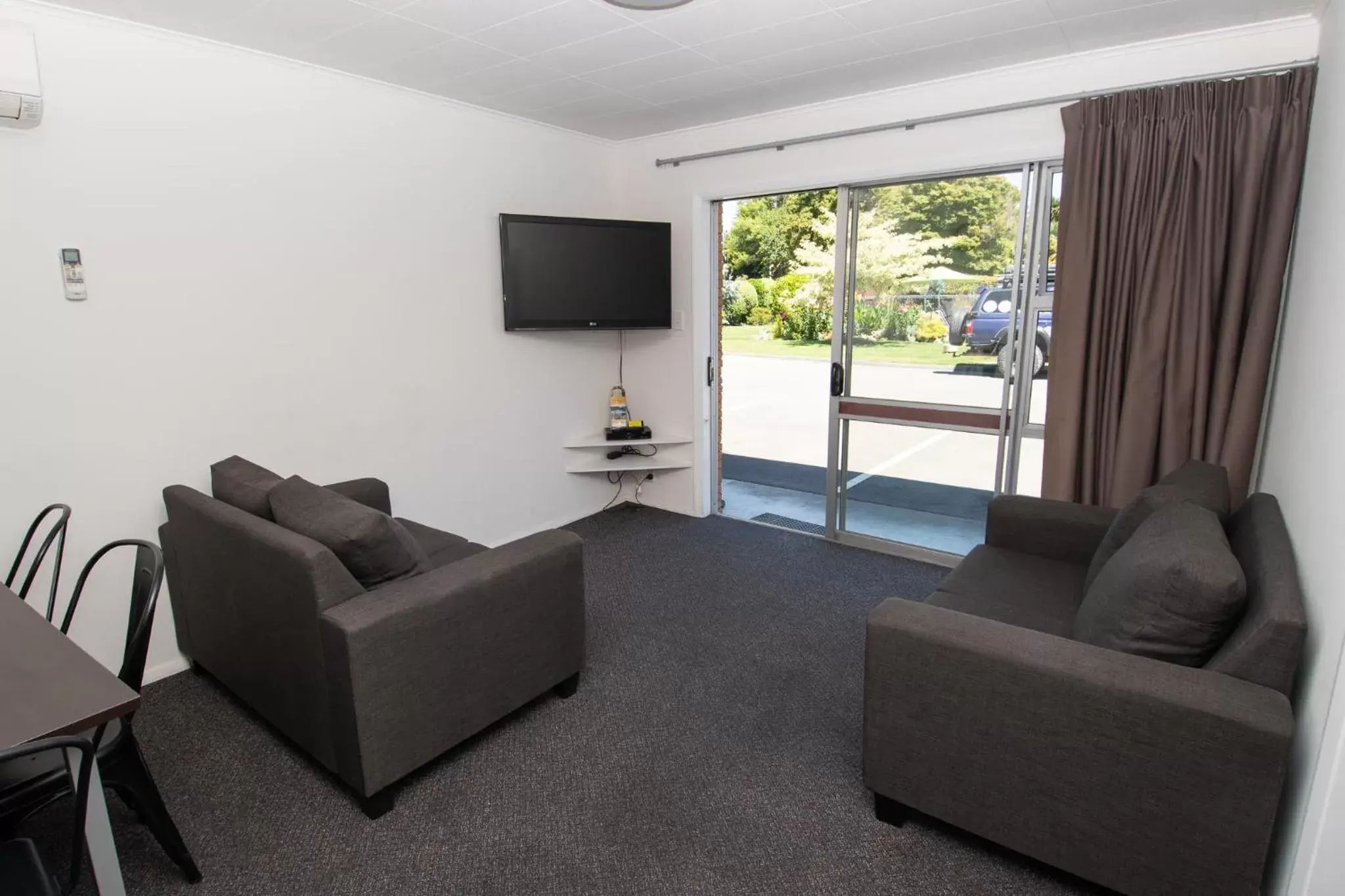 Living room, Seating Area in Middle Park Motel