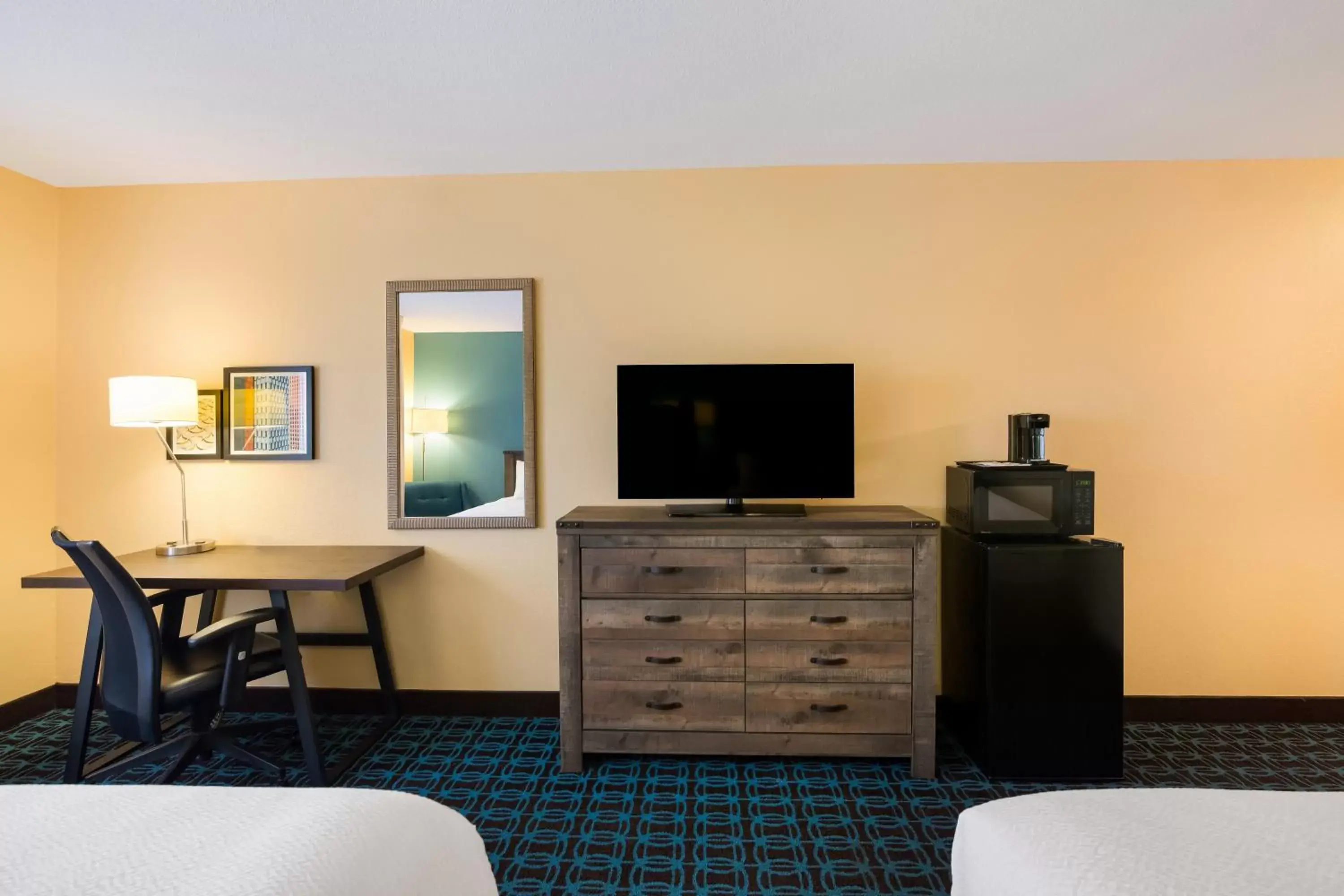 Bedroom, TV/Entertainment Center in SureStay Plus Hotel by Best Western Minot