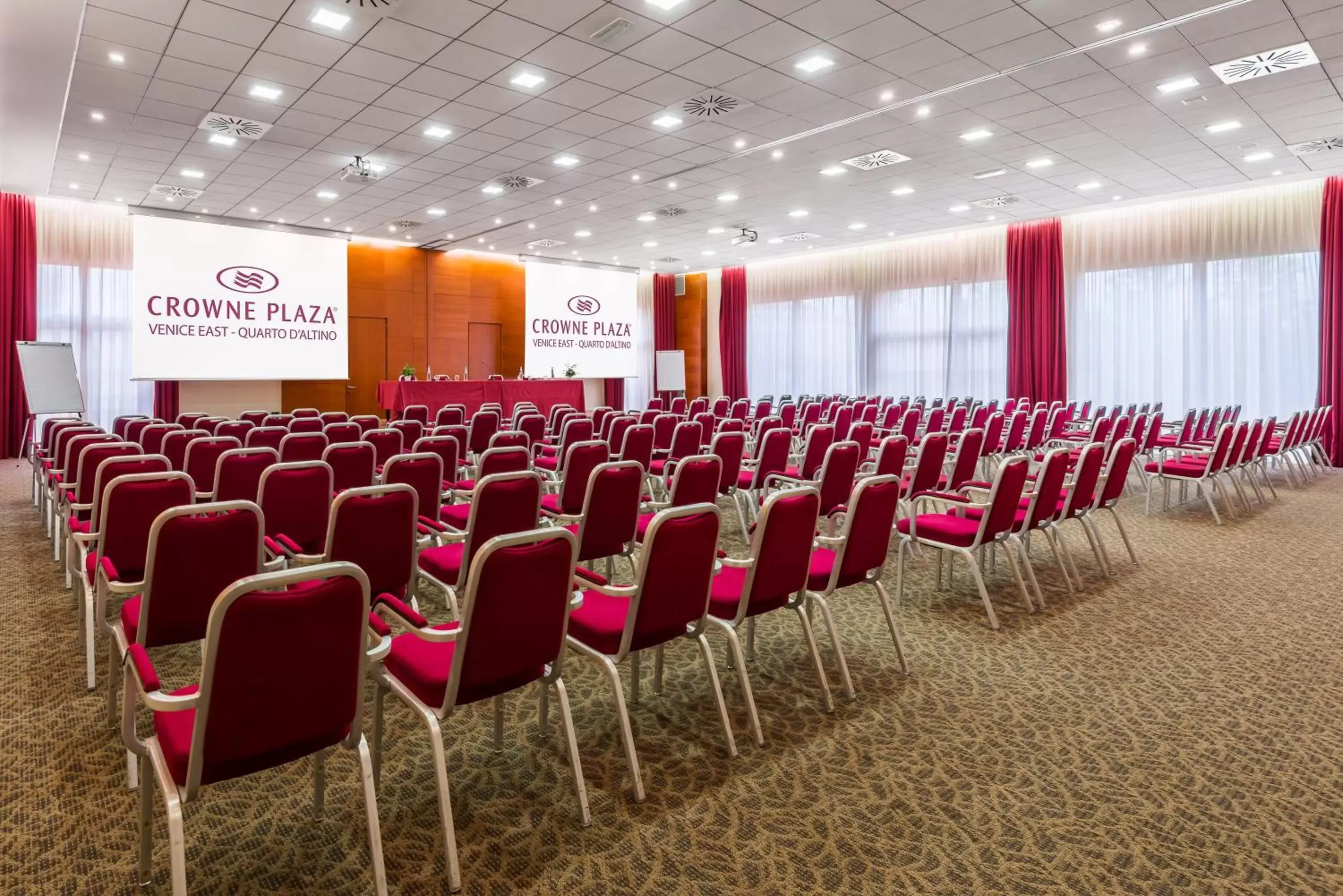 Meeting/conference room in Crowne Plaza Venice East, an IHG Hotel