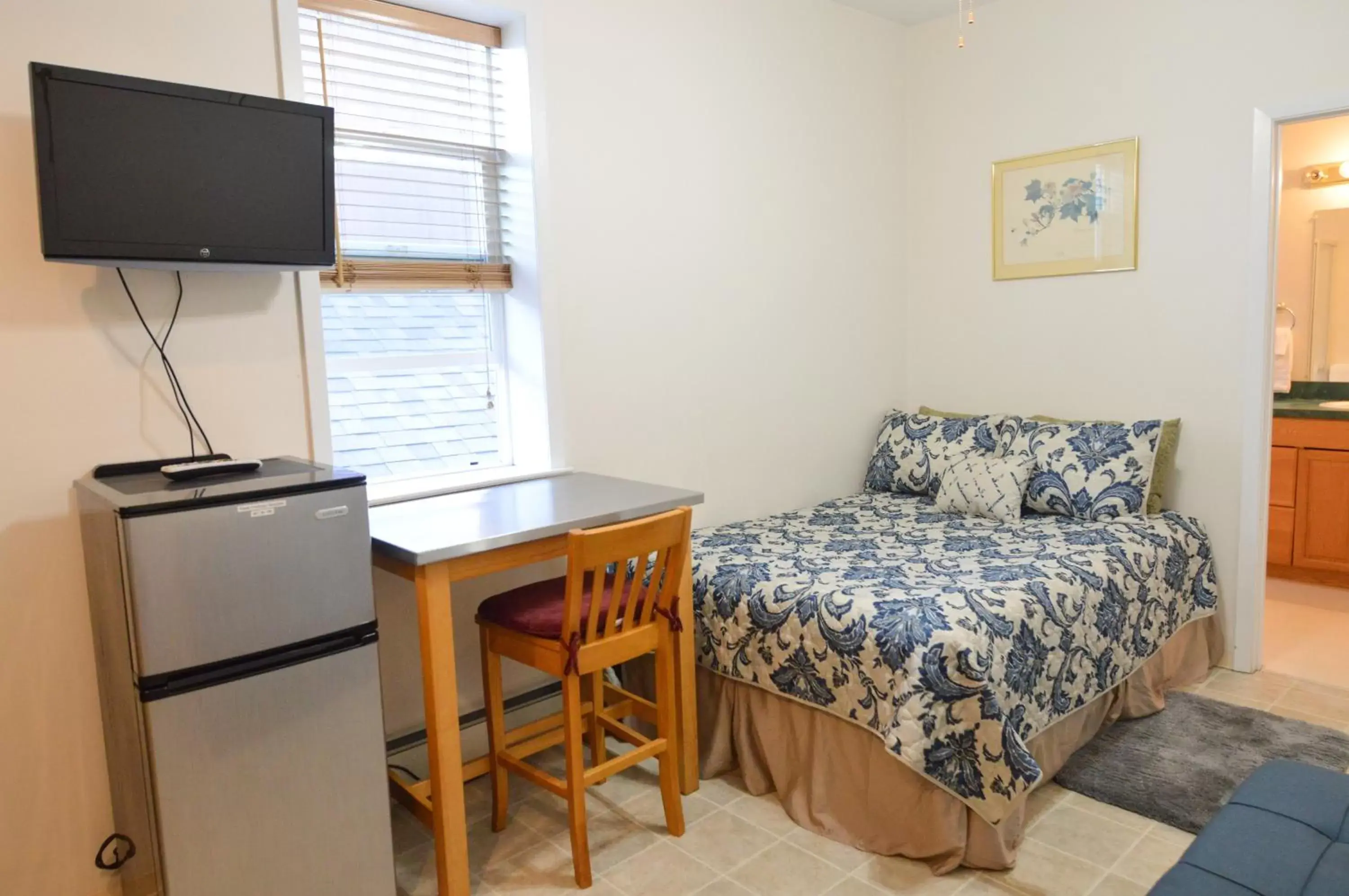 Bed, TV/Entertainment Center in Brown & Hawkins Historical Apartments